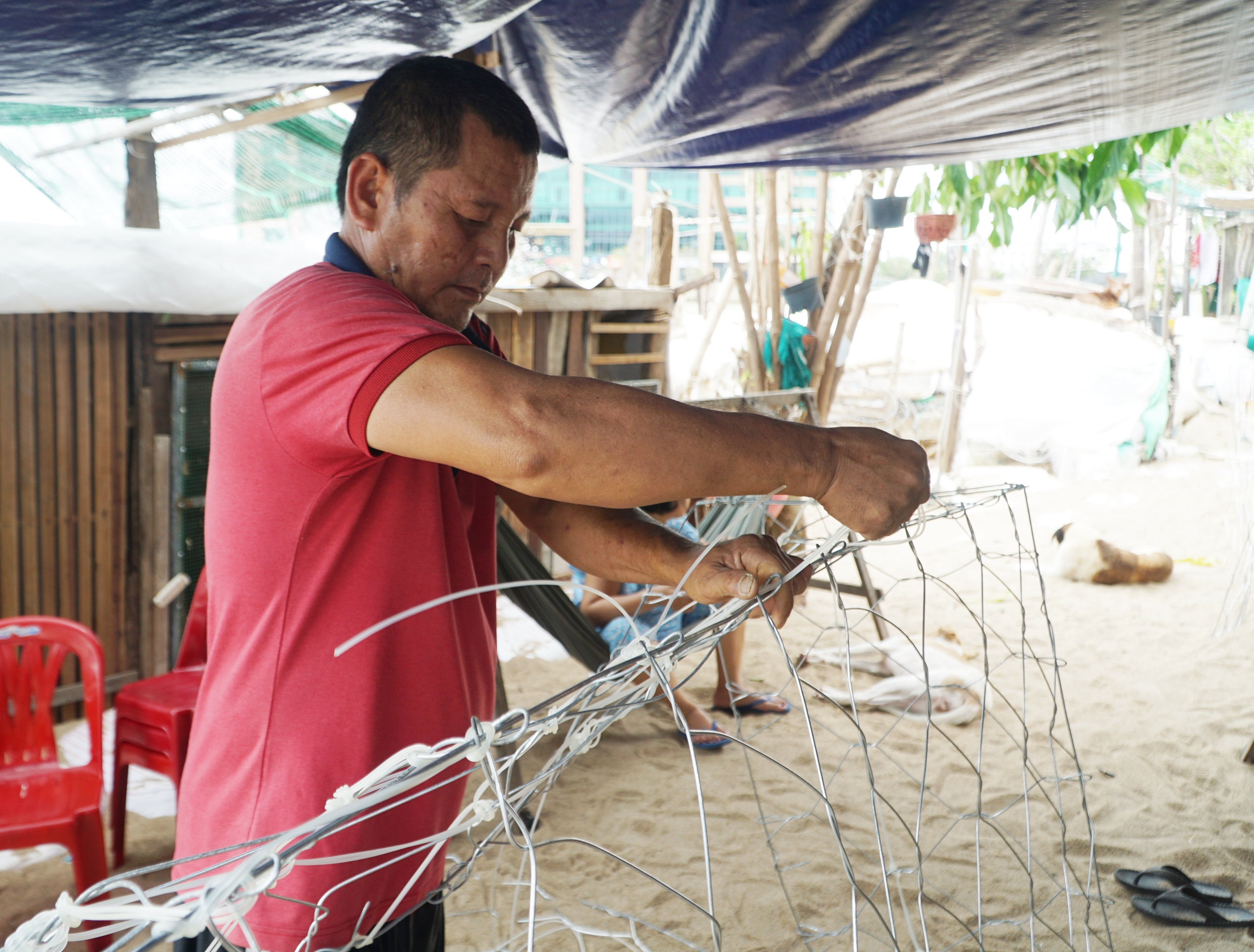 Nha Trang: Người dân cồn Nhất Trí chống chọi với sóng dữ đánh sập nhà- Ảnh 4.