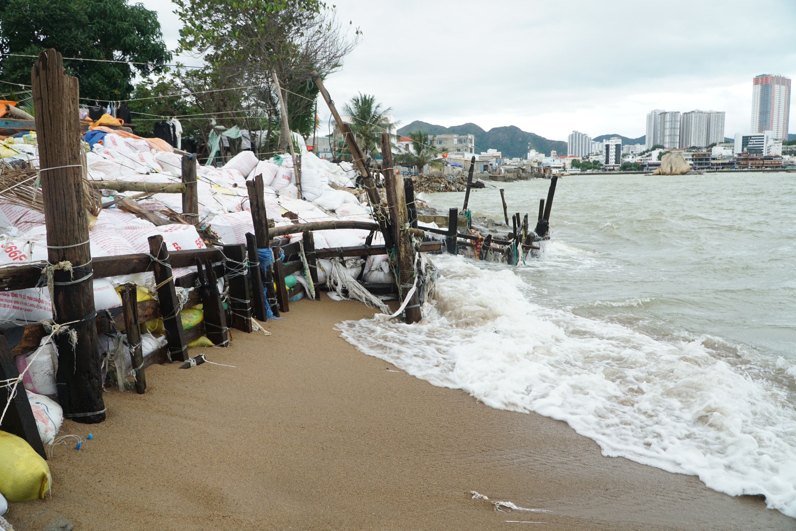 Nha Trang: Người dân cồn Nhất Trí chống chọi với sóng dữ đánh sập nhà- Ảnh 10.