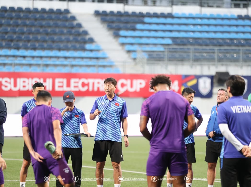 Màn đối đầu giữa các HLV Nhật Bản và Hàn Quốc tại AFF Cup đi đến hồi kết
- Ảnh 1. Màn đối đầu giữa các HLV Nhật Bản và Hàn Quốc tại AFF Cup đi đến hồi kết
- Ảnh 1.