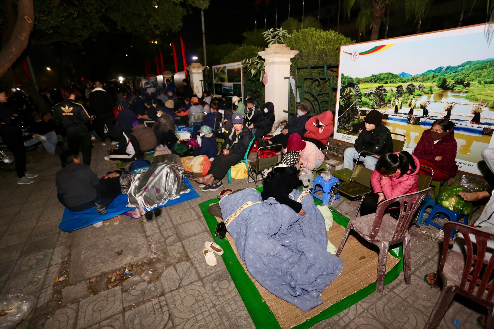 Thousands of fans spread out mats to sleep outside in the cold all night, waiting to buy tickets to watch Vietnam play Singapore - Photo 3.