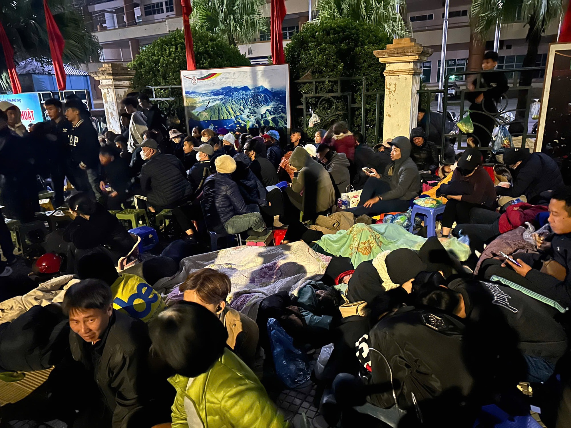 Thousands of fans spread out mats to sleep outside in the cold all night, waiting to buy tickets to watch Vietnam play Singapore - Photo 5.