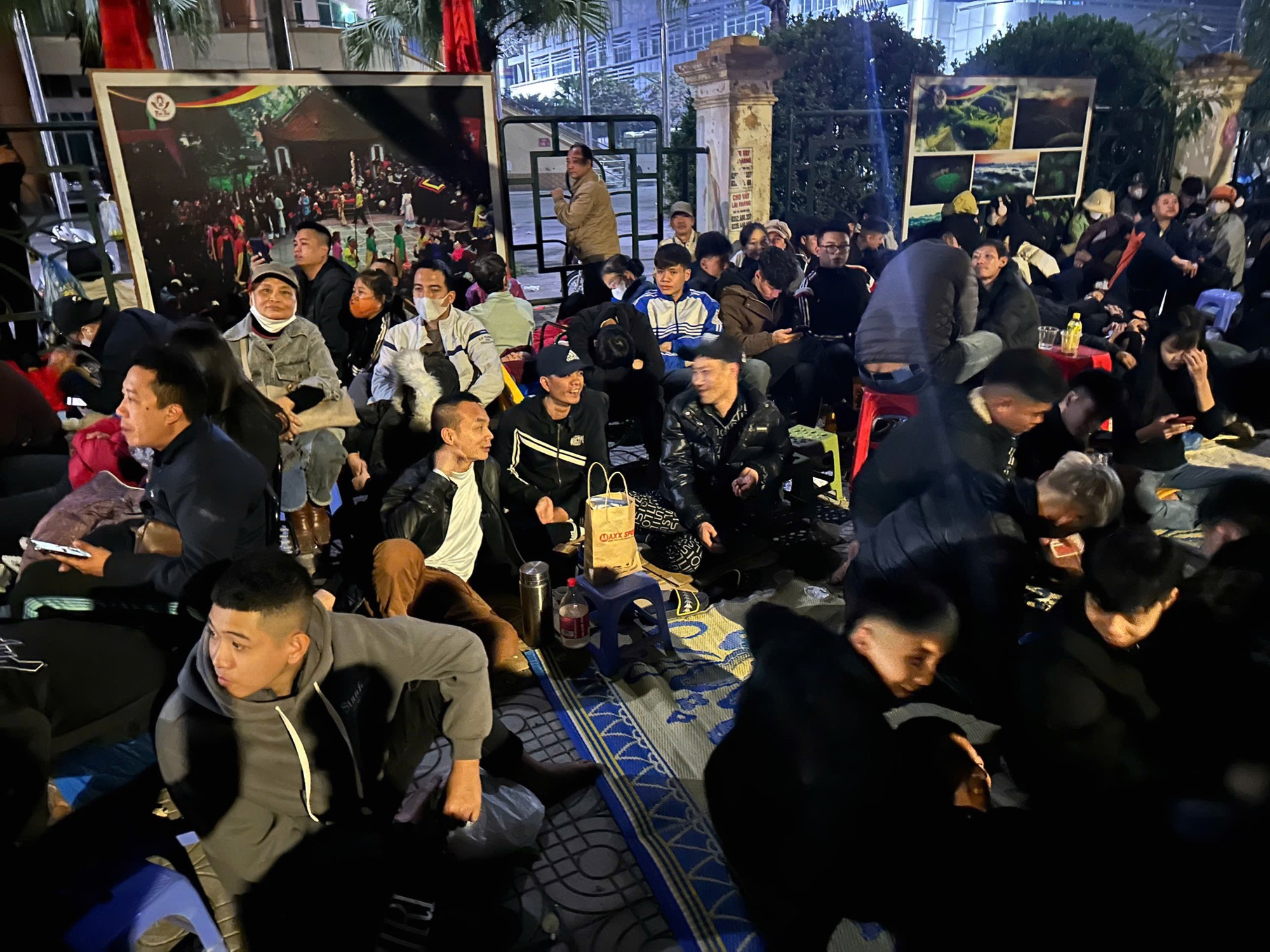 Thousands of fans spread out mats to sleep outside in the cold all night, waiting to buy tickets to watch Vietnam play Singapore - Photo 2.