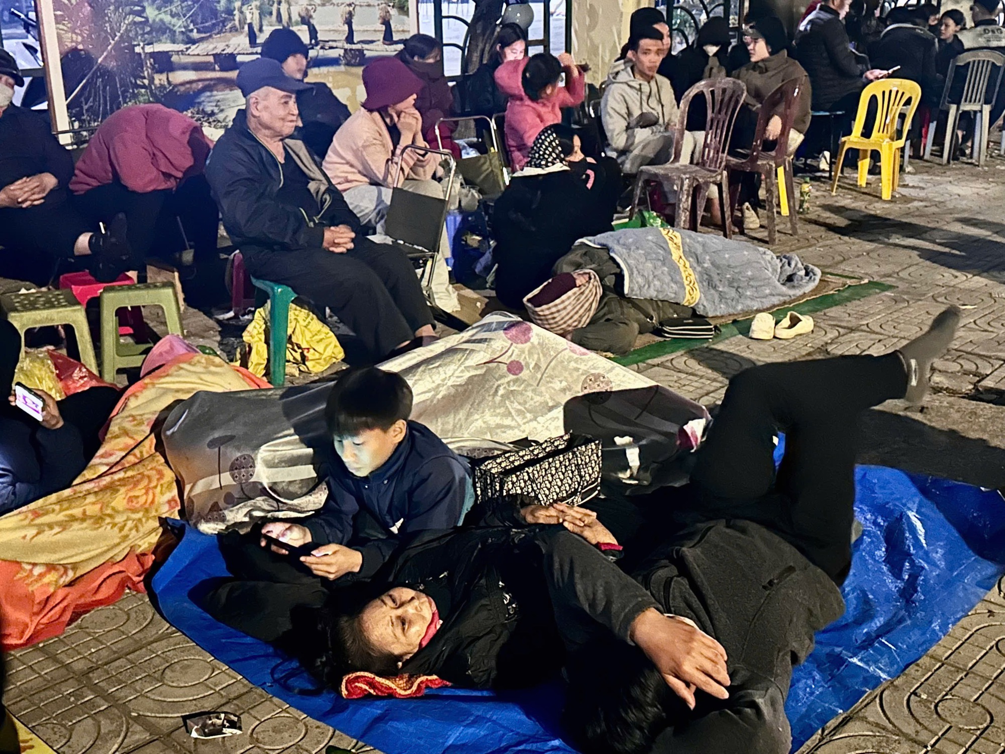 Thousands of fans spread out mats to sleep outside in the cold all night, waiting to buy tickets to watch Vietnam play Singapore - Photo 4.