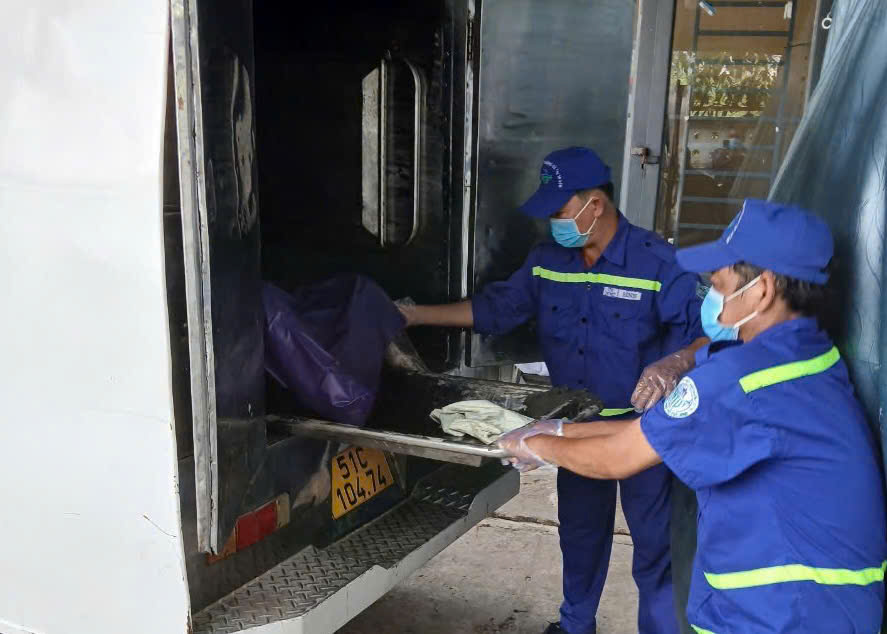 Nghề nhặt tử thi ở TP.HCM: 'Xin cho lấy nhẹ nhàng để đưa anh chị đi'- Ảnh 2. Nghề nhặt tử thi ở TP.HCM: 'Xin cho lấy nhẹ nhàng để đưa anh chị đi'- Ảnh 2.