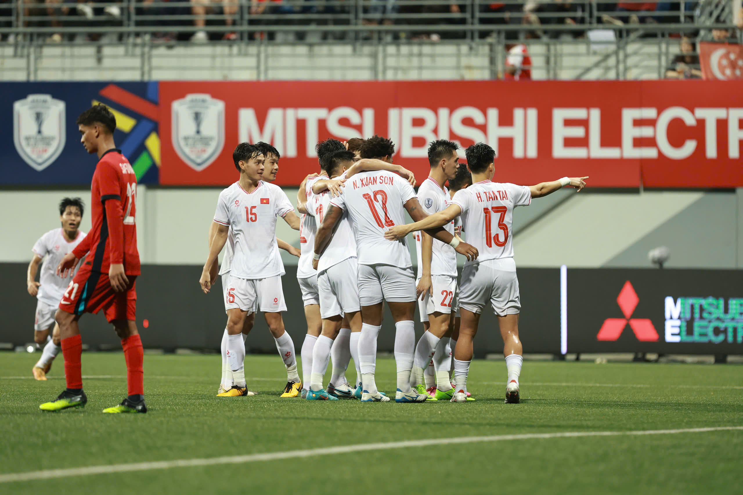 Xuan Son and the Vietnamese team returned home and said bold words: The top scorer is also good... - Photo 4.