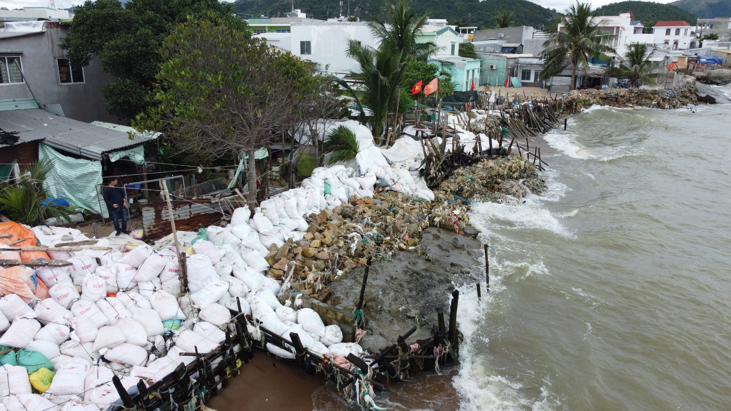 Nha Trang: Người dân cồn Nhất Trí chống chọi với sóng dữ đánh sập nhà- Ảnh 12.