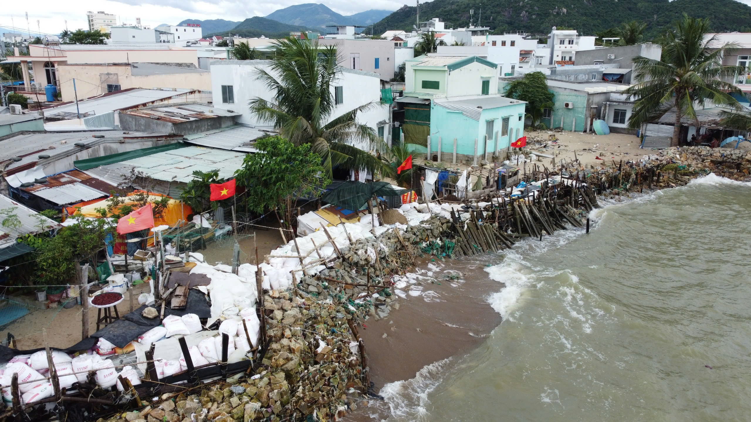 Nha Trang: Người dân cồn Nhất Trí chống chọi với sóng dữ đánh sập nhà- Ảnh 1.