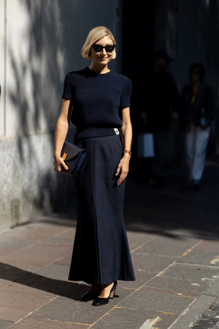 Elegant long skirts on the street in winter - Photo 1. Chân váy dài thanh lịch xuống phố vào những ngày đông- Ảnh 1.