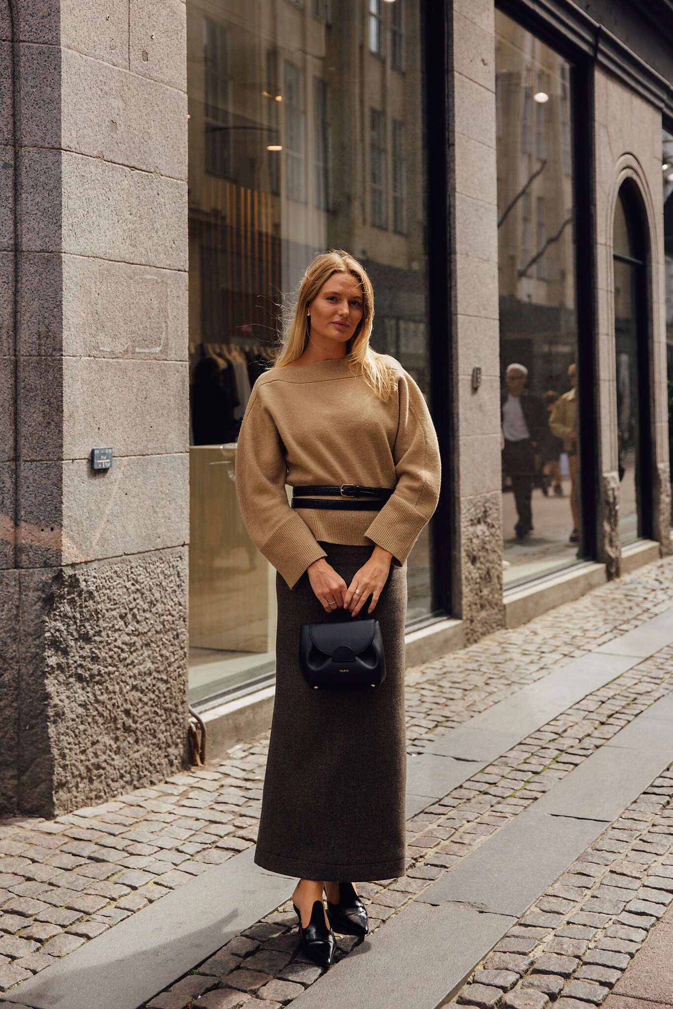 Elegant long skirts on the street in winter - Photo 3. Chân váy dài thanh lịch xuống phố vào những ngày đông- Ảnh 3.