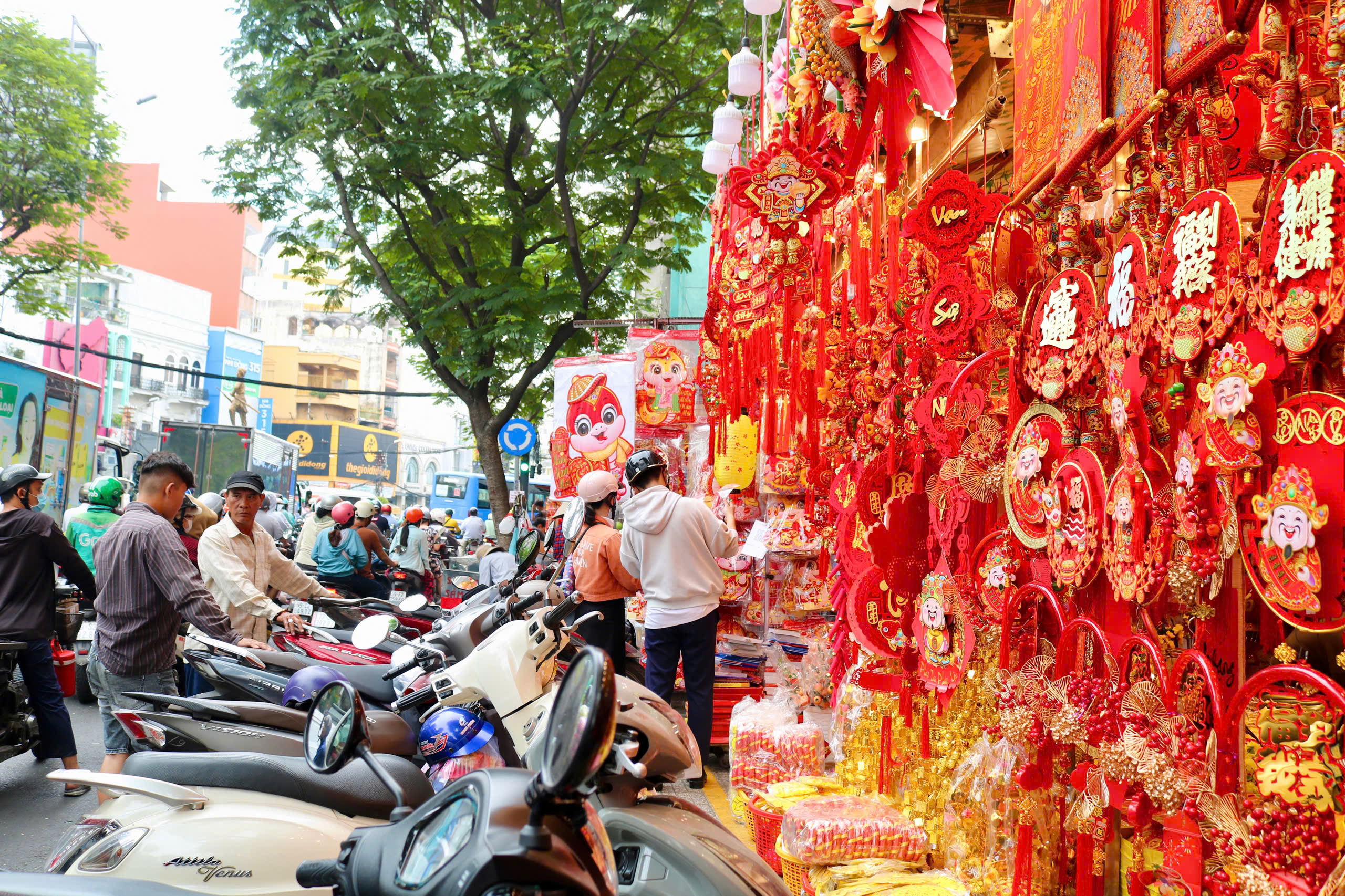 Tết bắt đầu 'gõ cửa' mọi nhà... - Ảnh 1.