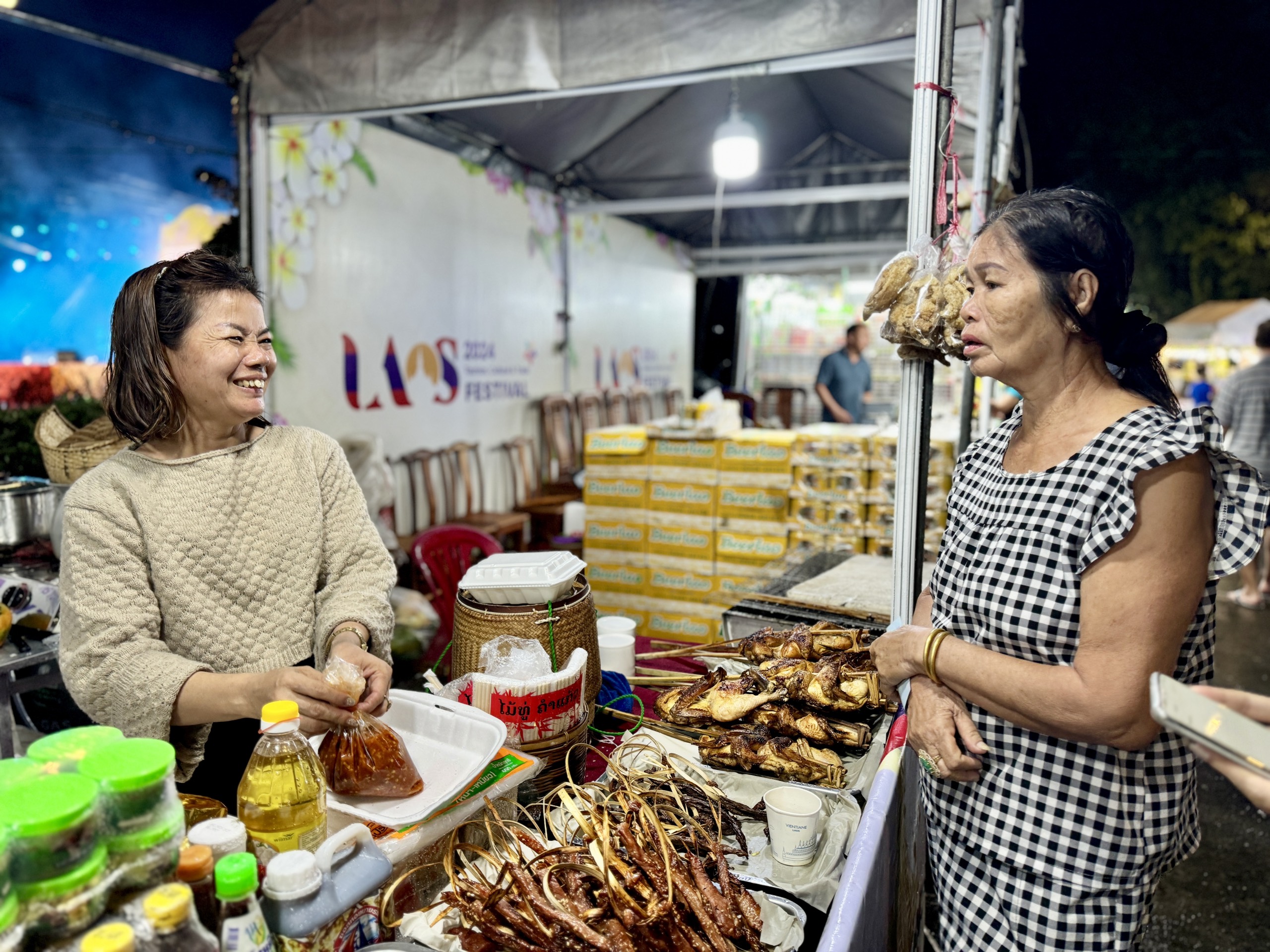 Người dân TP.HCM thưởng thức đặc sản Lào tại ngày hội du lịch văn hóa- Ảnh 8.