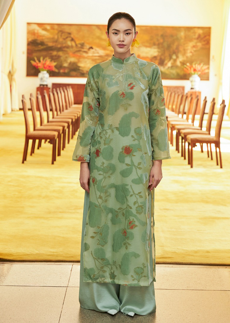 Tet 2025 کے لیے پھولوں کی مخمل ao dai اور 3 بہترین طرزیں - تصویر 5۔ Áo dài nhung hoa và 3 phong cách đẹp xuất sắc mùa tết 2025- Ảnh 5.