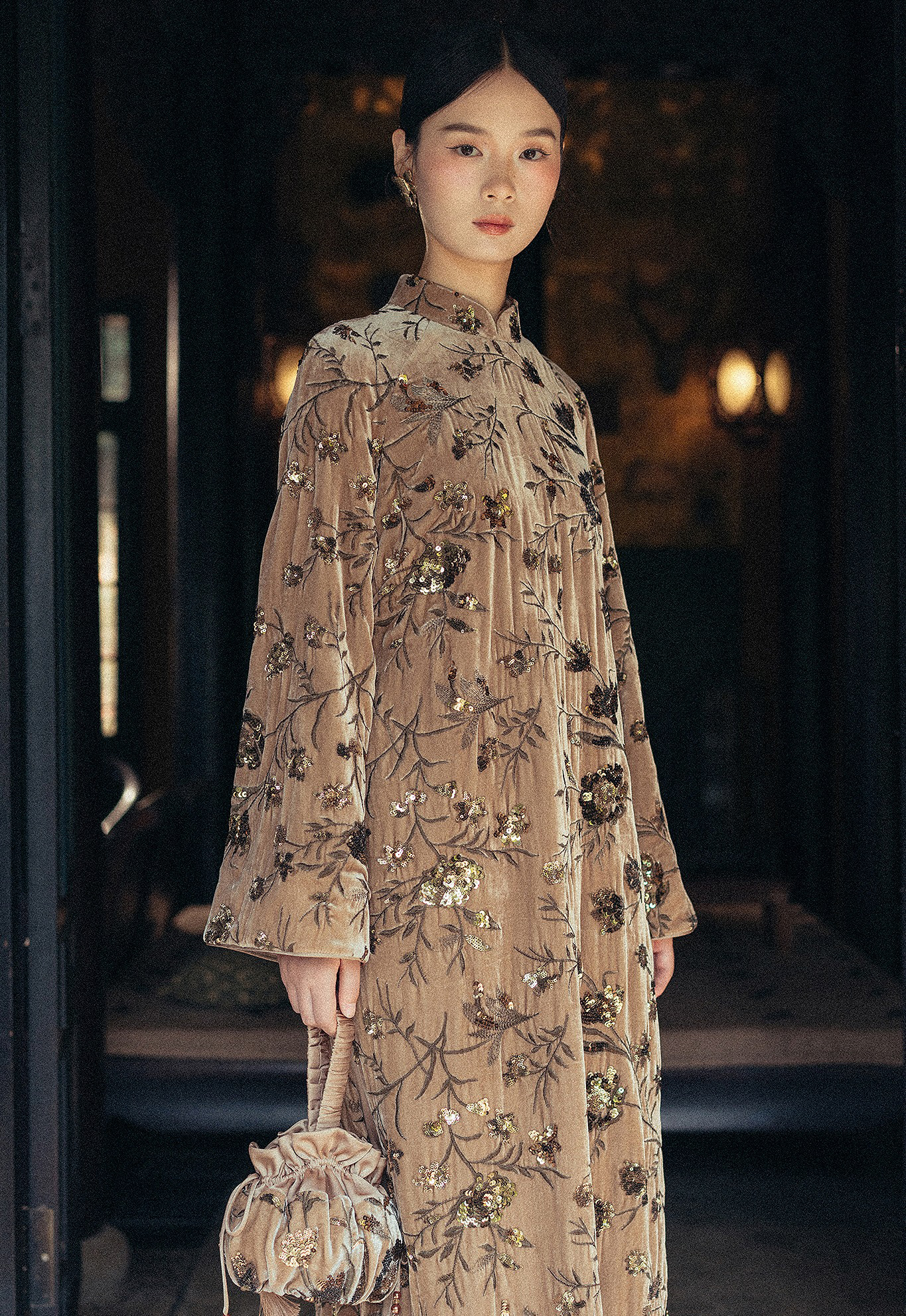 Tet 2025 کے لیے Velvet floral ao dai اور 3 بہترین انداز - تصویر 10۔ Áo dài nhung hoa và 3 phong cách đẹp xuất sắc mùa tết 2025- Ảnh 10.