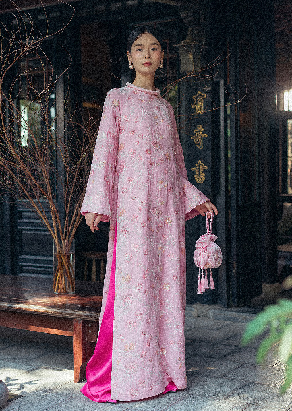 Tet 2025 کے لیے پھولوں کی مخمل ao dai اور 3 بہترین طرزیں - تصویر 9۔ Áo dài nhung hoa và 3 phong cách đẹp xuất sắc mùa tết 2025- Ảnh 9.