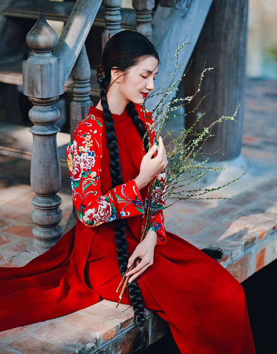 Tet 2025 کے لیے پھولوں کی مخمل ao dai اور 3 بہترین طرزیں - تصویر 3۔ Áo dài nhung hoa và 3 phong cách đẹp xuất sắc mùa tết 2025- Ảnh 3.