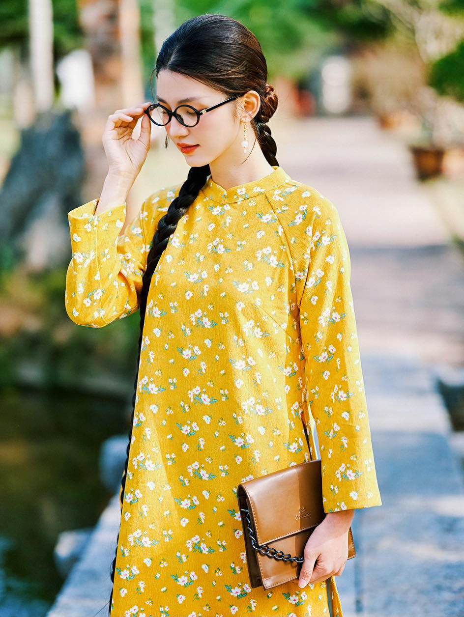 Tet 2025 کے لیے پھولوں کی مخمل ao dai اور 3 بہترین طرزیں - تصویر 1۔ Áo dài nhung hoa và 3 phong cách đẹp xuất sắc mùa tết 2025- Ảnh 1.