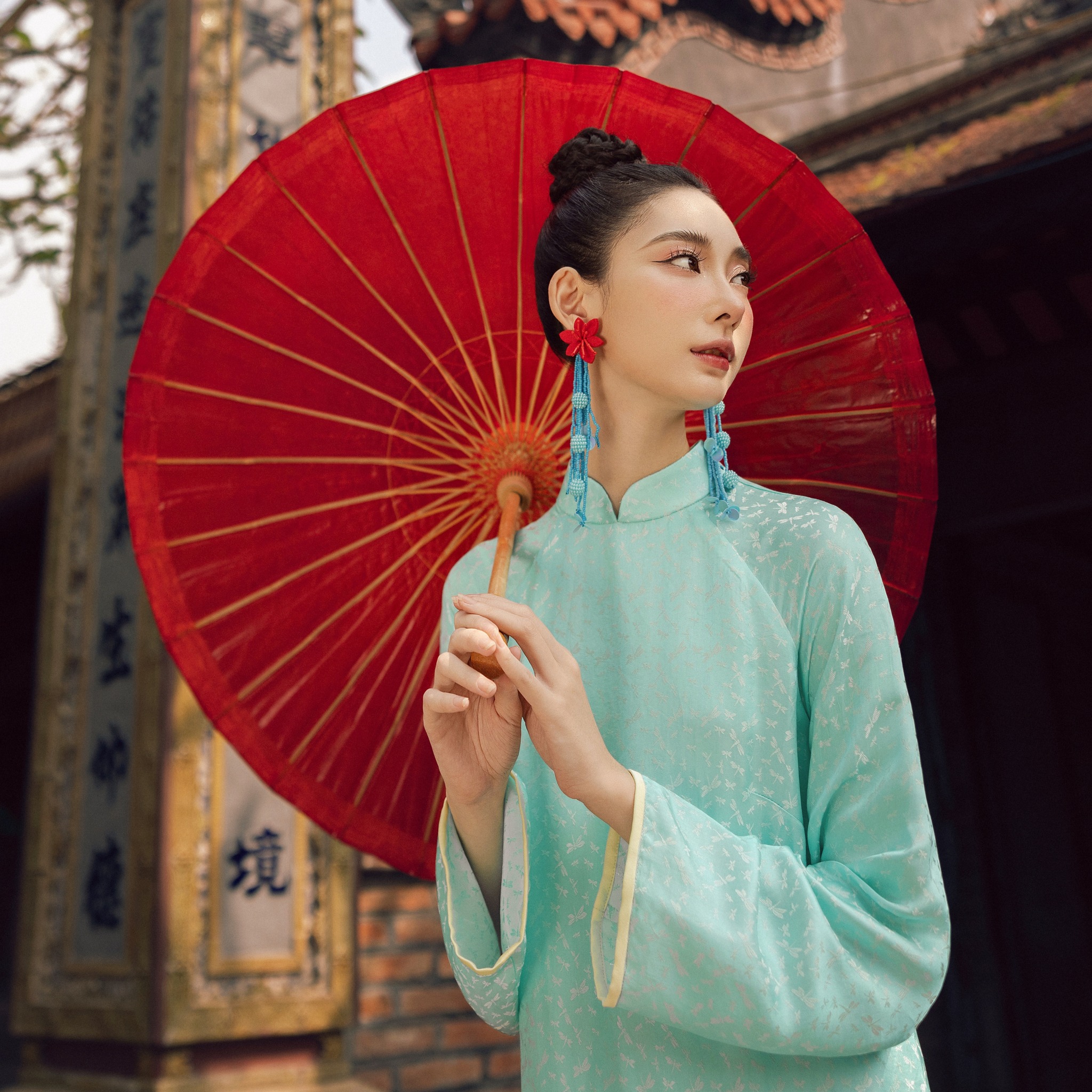 Välkomna det nya året 2025 varsamt och elegant med en rak ao dai - Bild 2. Đón tết 2025 nhẹ nhàng, thanh tao cùng tà áo dài suông- Ảnh 2.