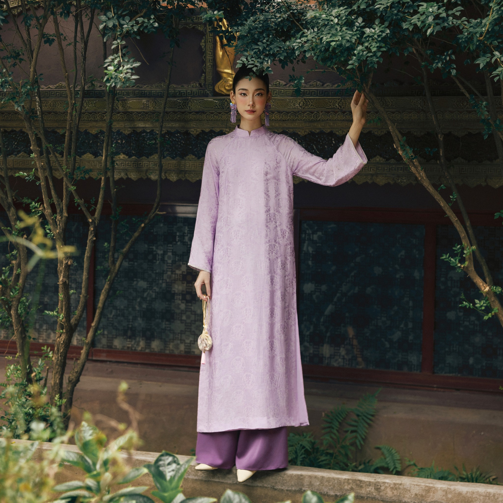 Välkomna det nya året 2025 varsamt och elegant med en rak ao dai - Bild 3. Đón tết 2025 nhẹ nhàng, thanh tao cùng tà áo dài suông- Ảnh 3.