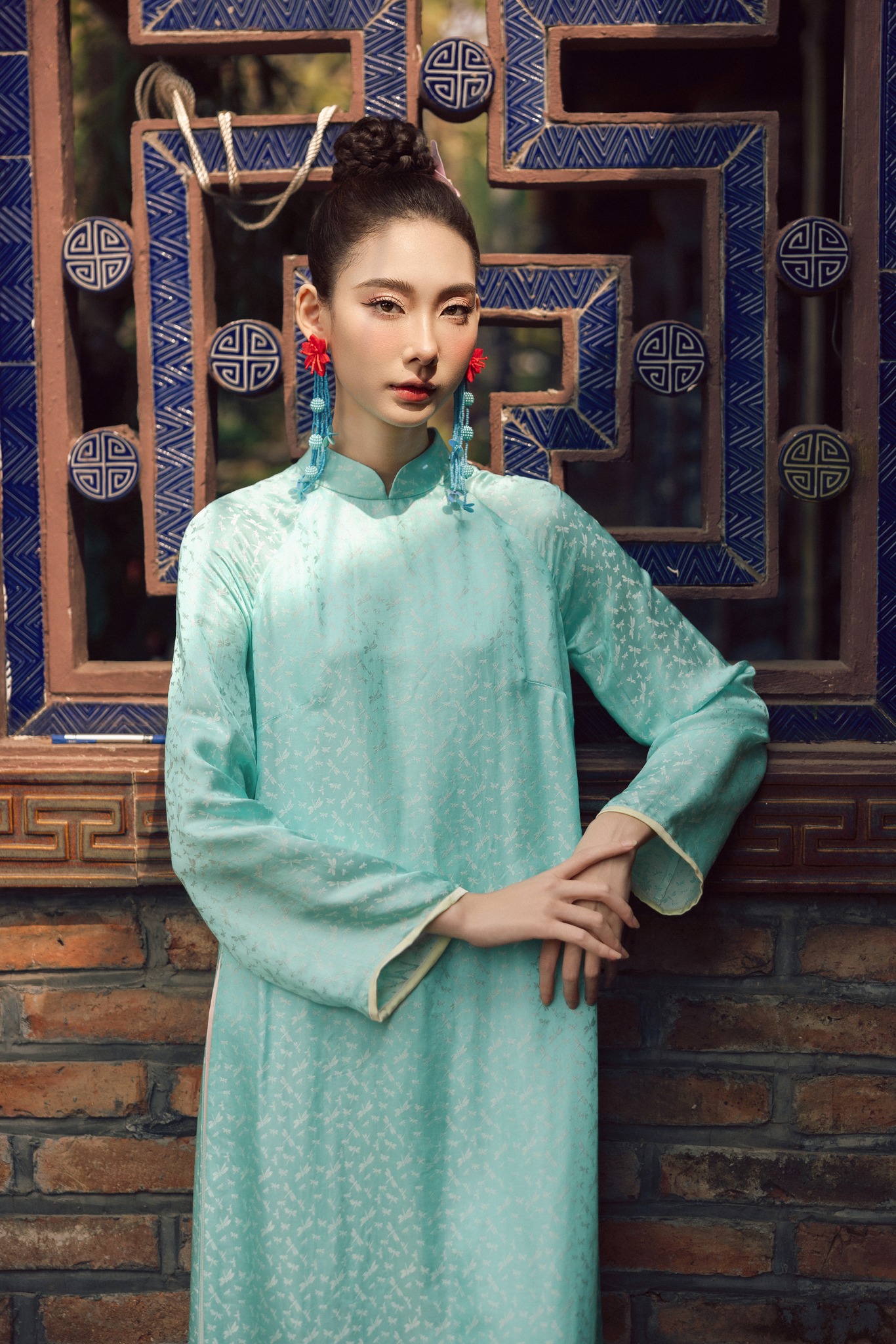 Välkomna det nya året 2025 varsamt och elegant med en rak ao dai - Bild 6. Đón tết 2025 nhẹ nhàng, thanh tao cùng tà áo dài suông- Ảnh 6.