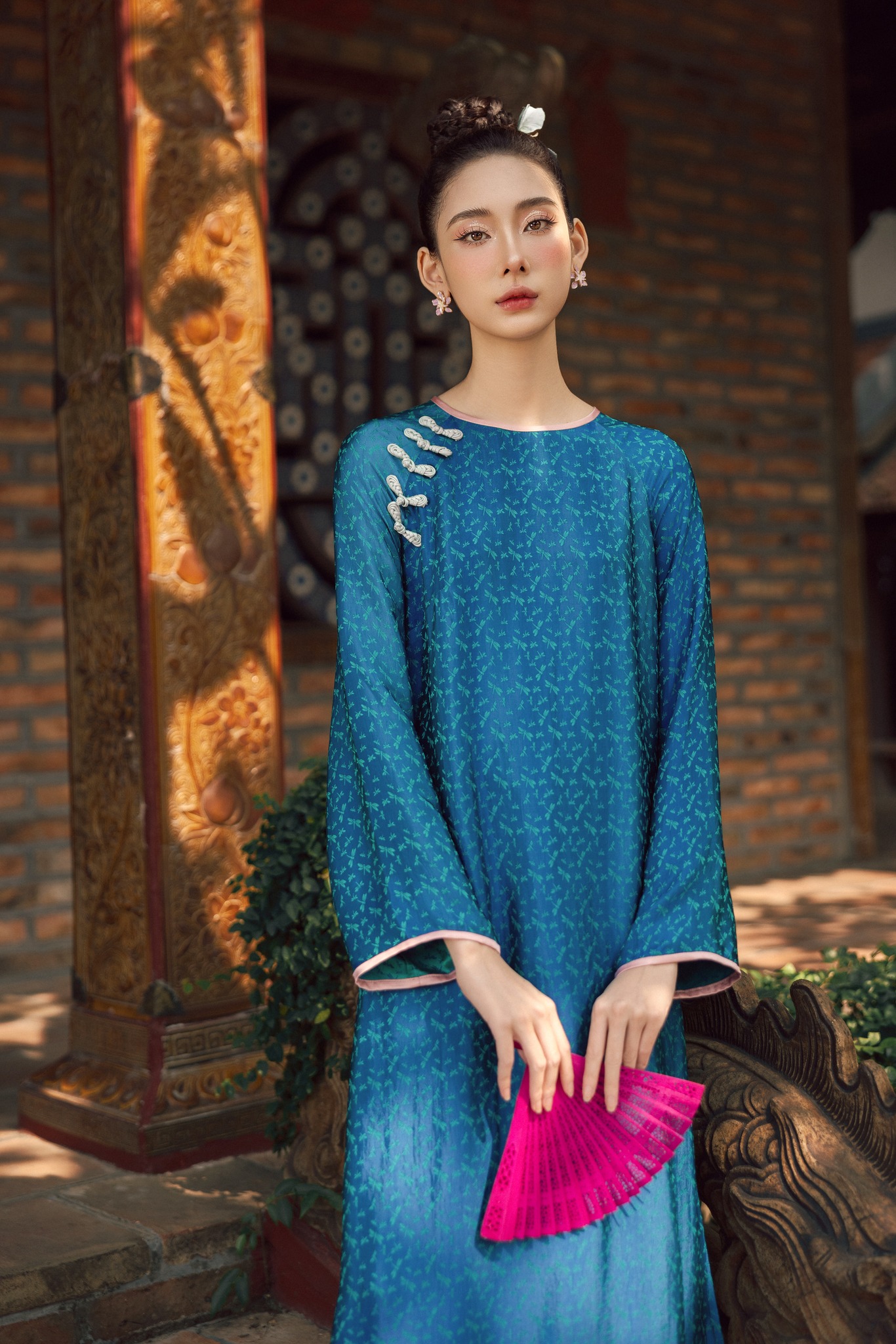 Välkomna det nya året 2025 varsamt och elegant med en rak ao dai - Bild 5. Đón tết 2025 nhẹ nhàng, thanh tao cùng tà áo dài suông- Ảnh 5.