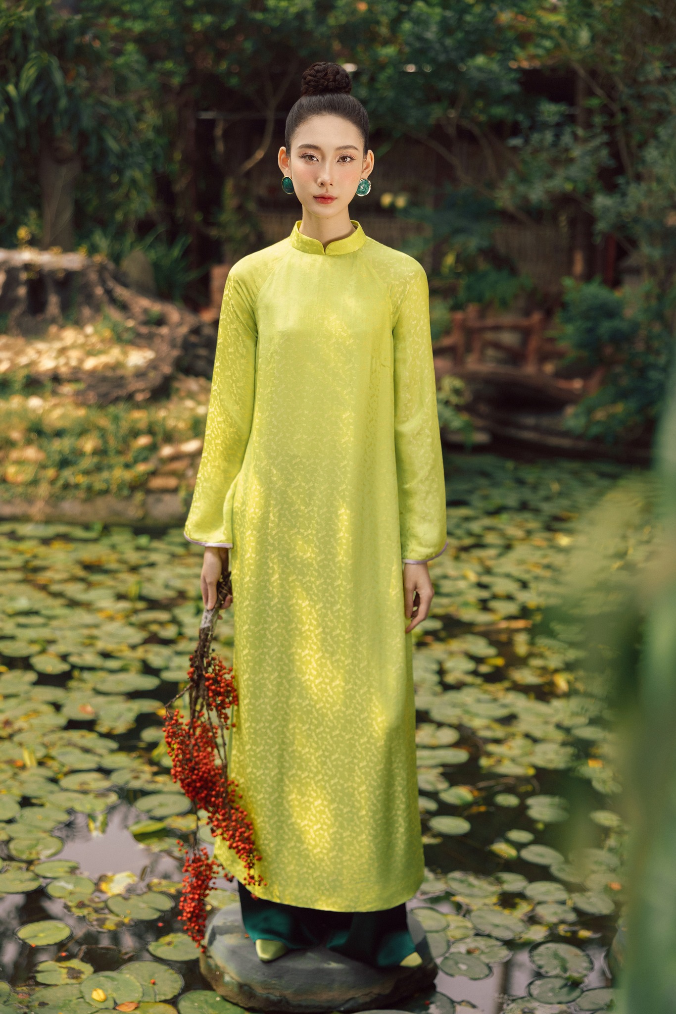 Välkomna det nya året 2025 varsamt och elegant med en rak ao dai - Bild 4. Đón tết 2025 nhẹ nhàng, thanh tao cùng tà áo dài suông- Ảnh 4.