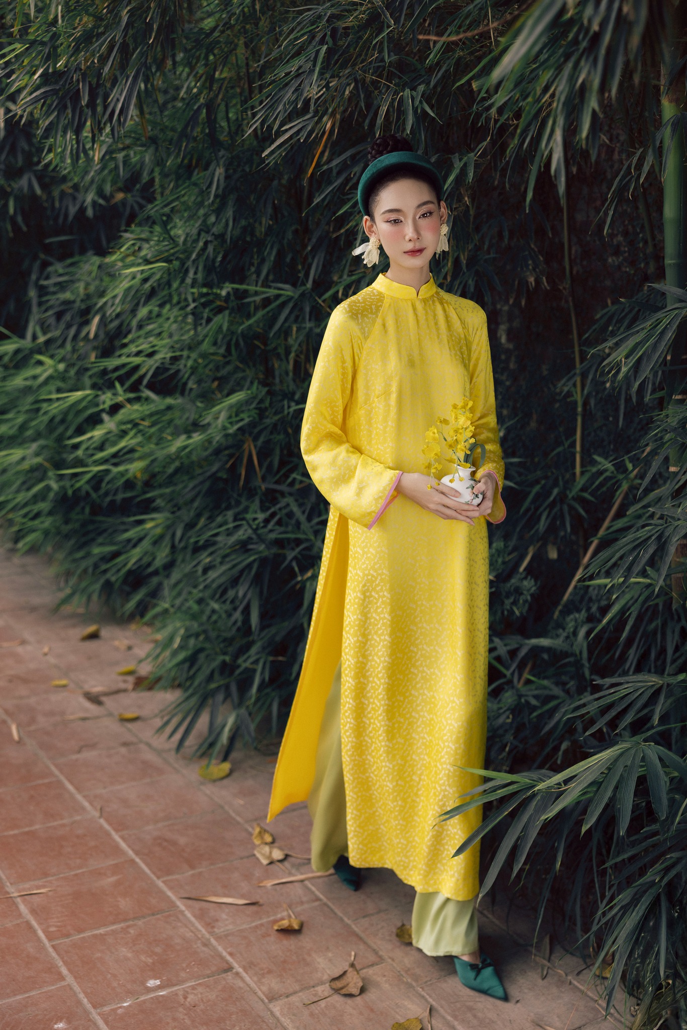 Välkomna det nya året 2025 varsamt och elegant med en rak ao dai - Bild 1. Đón tết 2025 nhẹ nhàng, thanh tao cùng tà áo dài suông- Ảnh 1.