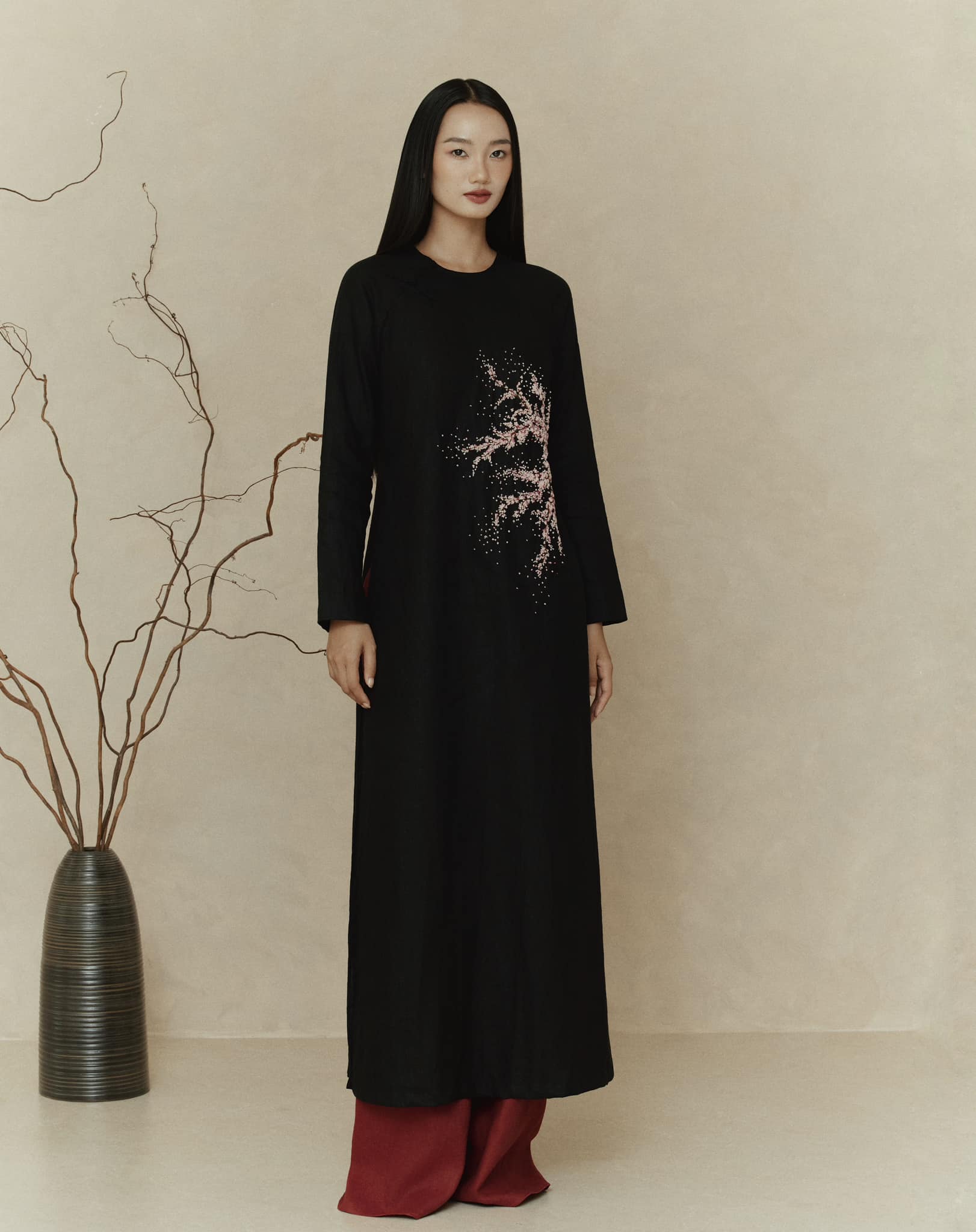 Välkomna det nya året 2025 varsamt och elegant med en rak ao dai - Bild 8. Đón tết 2025 nhẹ nhàng, thanh tao cùng tà áo dài suông- Ảnh 8.