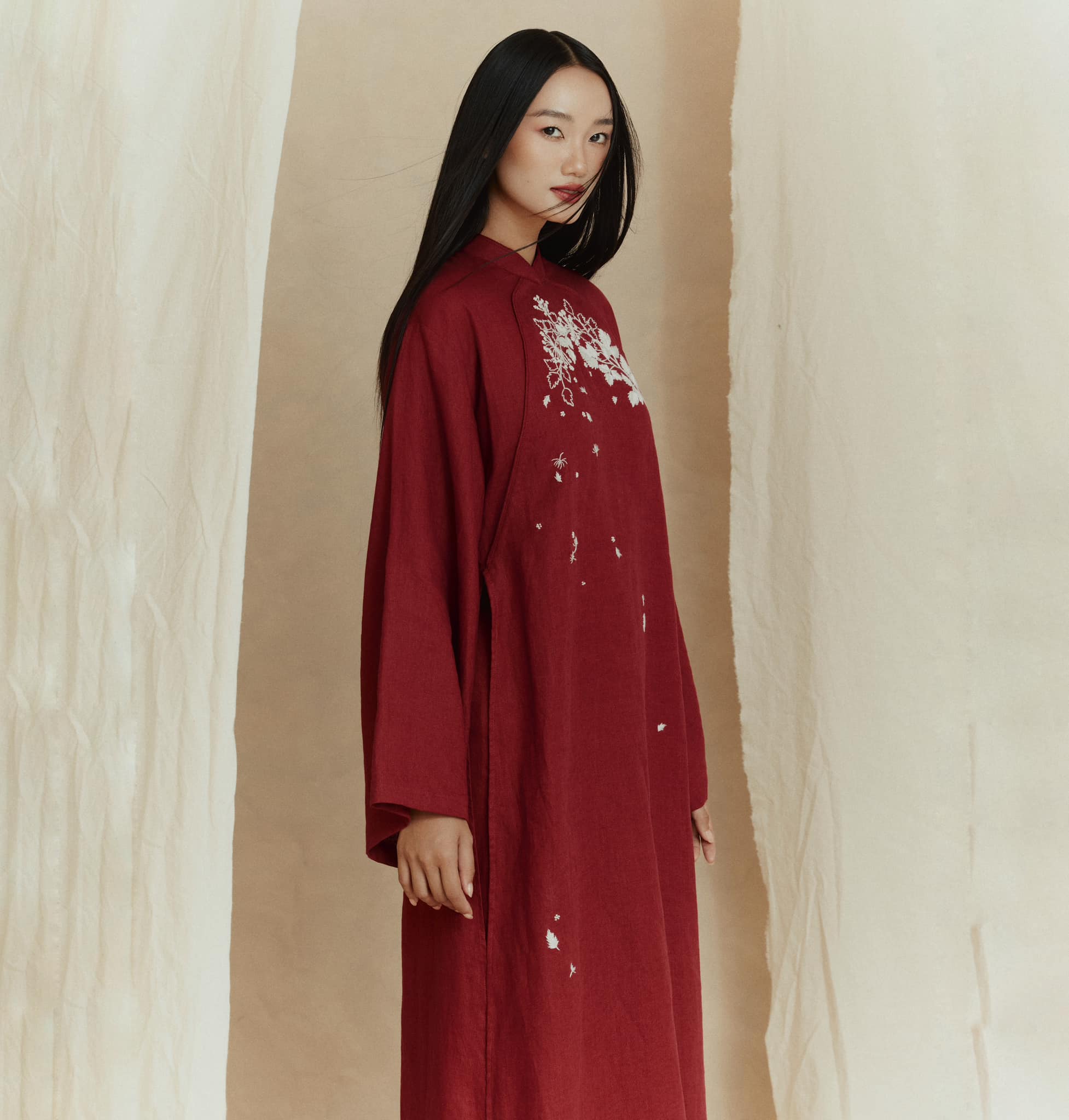 Välkomna det nya året 2025 varsamt och elegant med en rak ao dai - Bild 9. Đón tết 2025 nhẹ nhàng, thanh tao cùng tà áo dài suông- Ảnh 9.