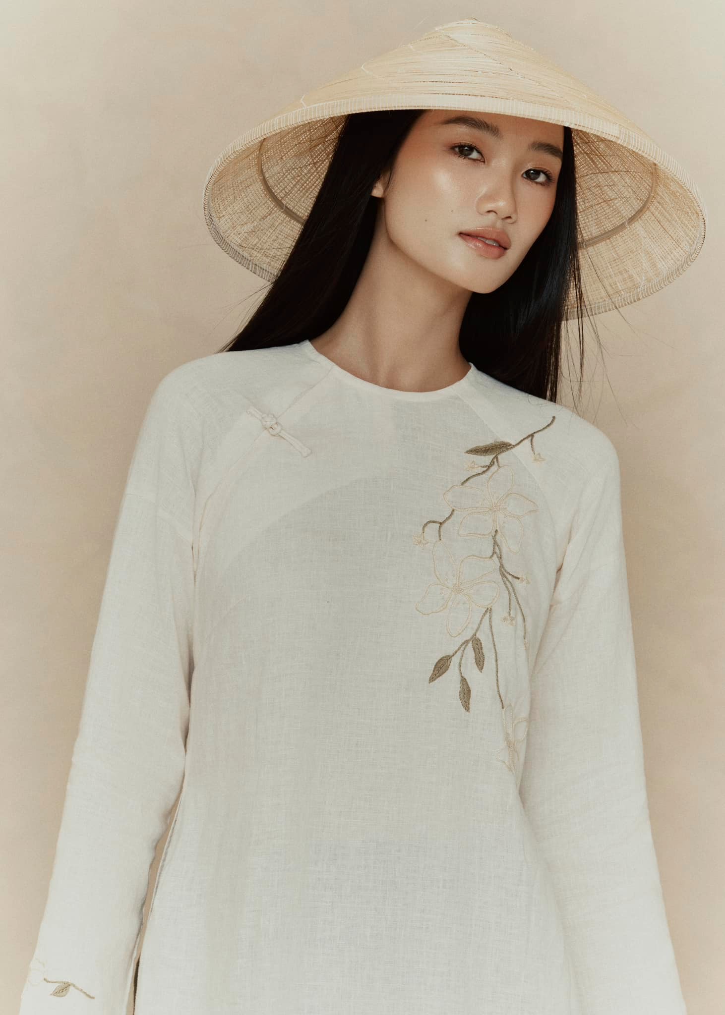 Välkomna det nya året 2025 varsamt och elegant med en rak ao dai - Bild 11. Đón tết 2025 nhẹ nhàng, thanh tao cùng tà áo dài suông- Ảnh 11.