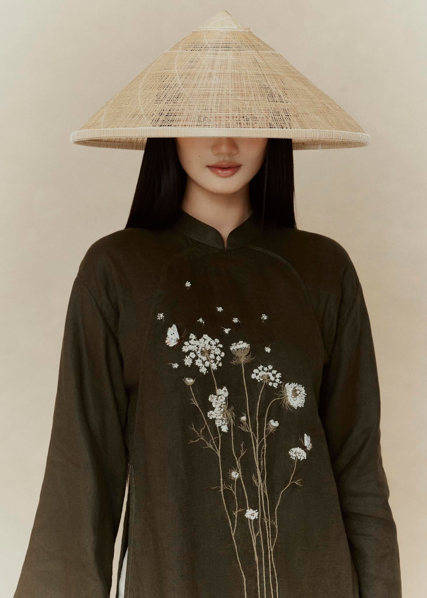 Välkomna det nya året 2025 varsamt och elegant med en rak ao dai - Bild 10. Đón tết 2025 nhẹ nhàng, thanh tao cùng tà áo dài suông- Ảnh 10.