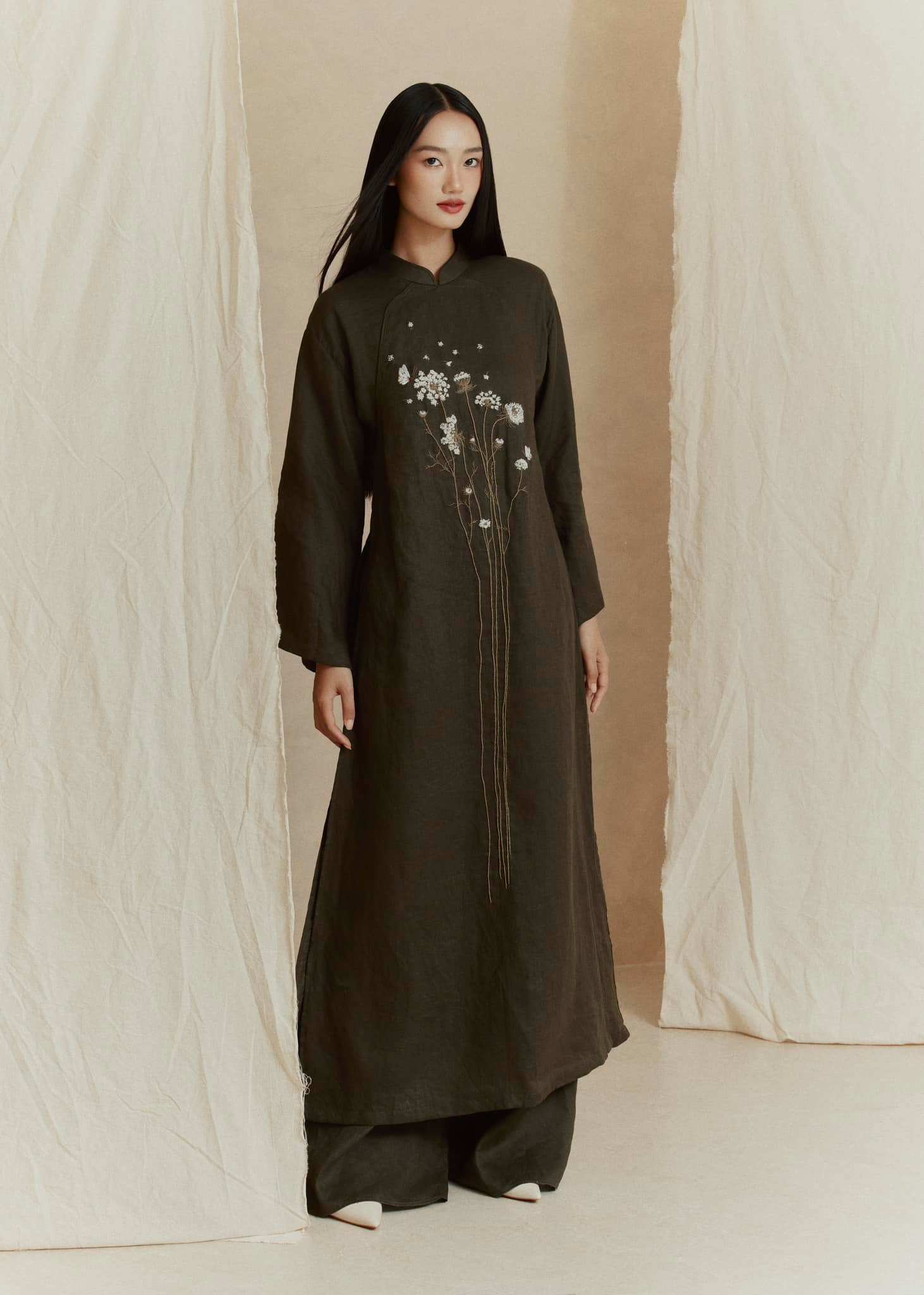 Välkomna det nya året 2025 varsamt och elegant med en rak ao dai - Bild 7. Đón tết 2025 nhẹ nhàng, thanh tao cùng tà áo dài suông- Ảnh 7.