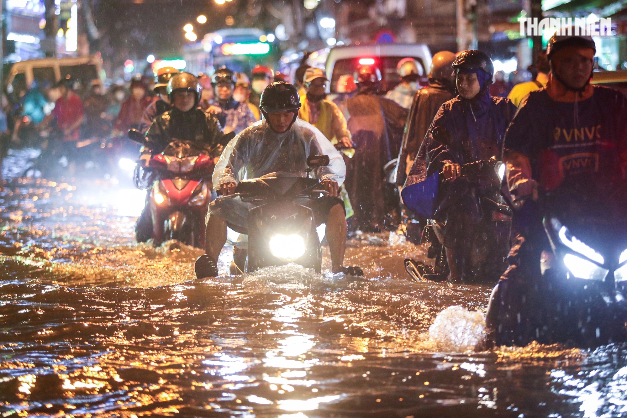 TP.HCM có mưa rất to, gió lớn hiếm có ngày cuối năm: Người té ngã, xe chết máy hàng loạt- Ảnh 6.