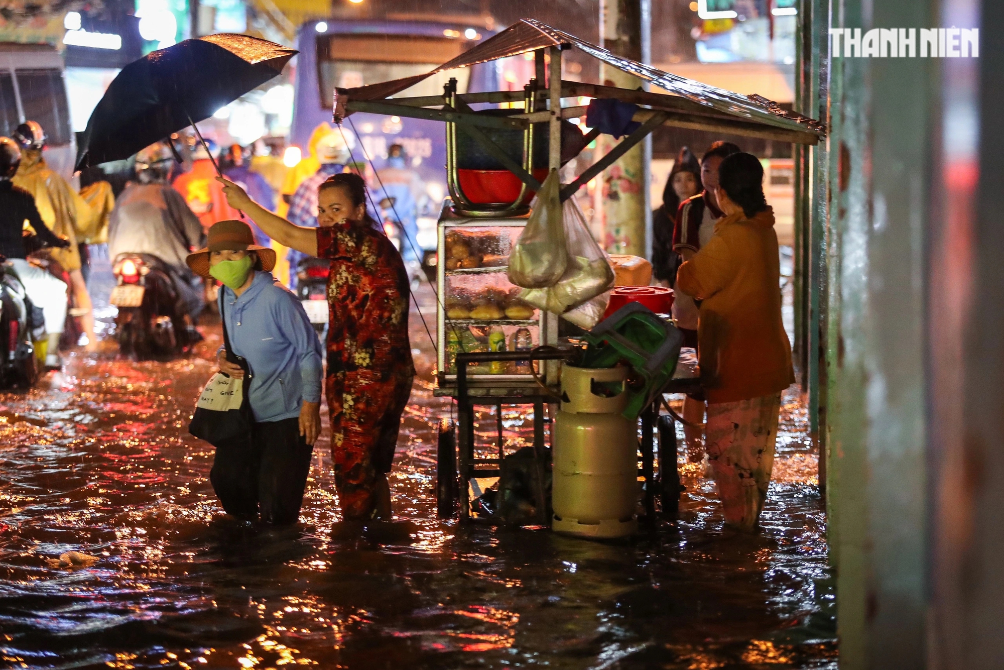 TP.HCM có mưa rất to, gió lớn hiếm có ngày cuối năm: Người té ngã, xe chết máy hàng loạt- Ảnh 7.