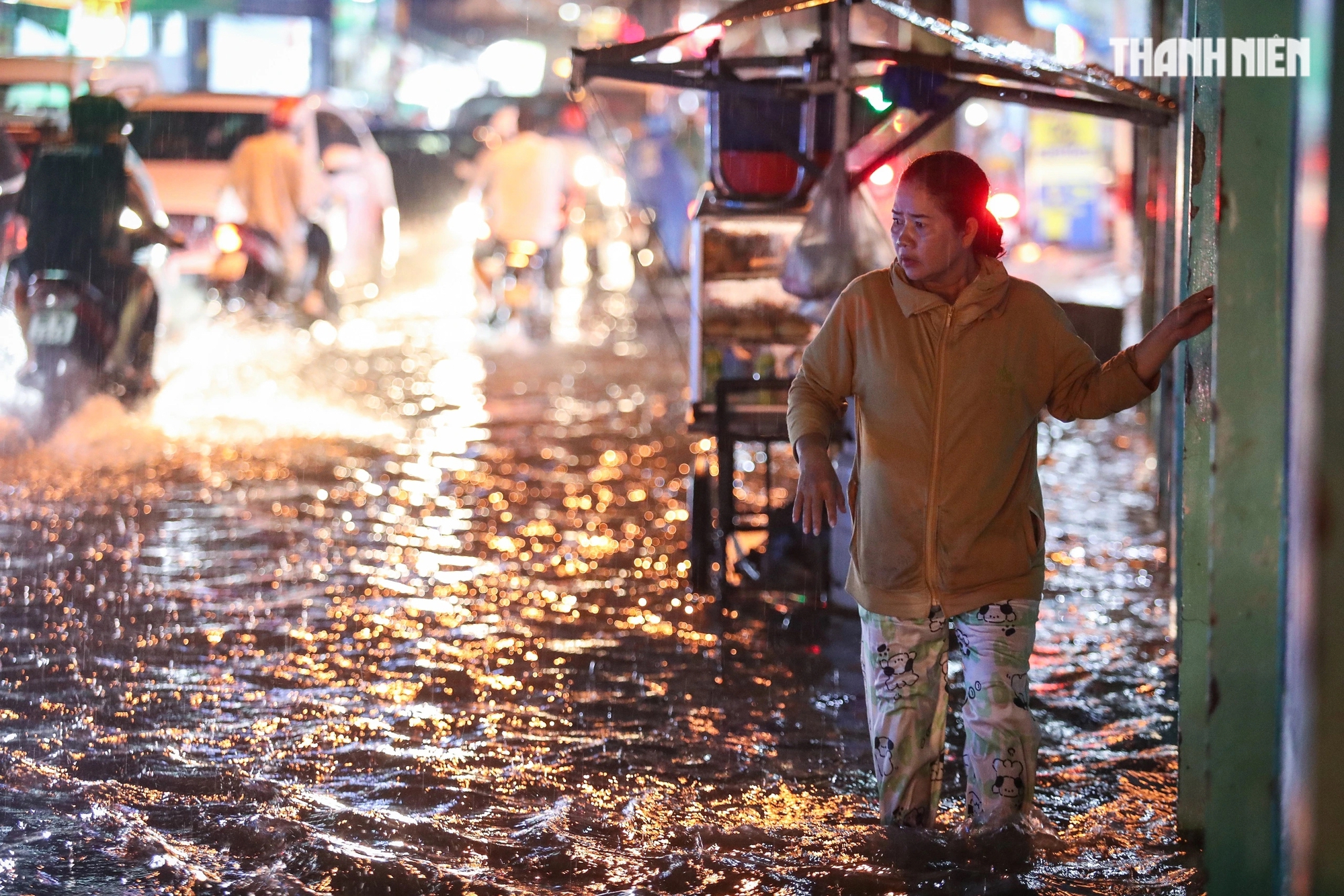 TP.HCM có mưa rất to, gió lớn hiếm có ngày cuối năm: Người té ngã, xe chết máy hàng loạt- Ảnh 8.