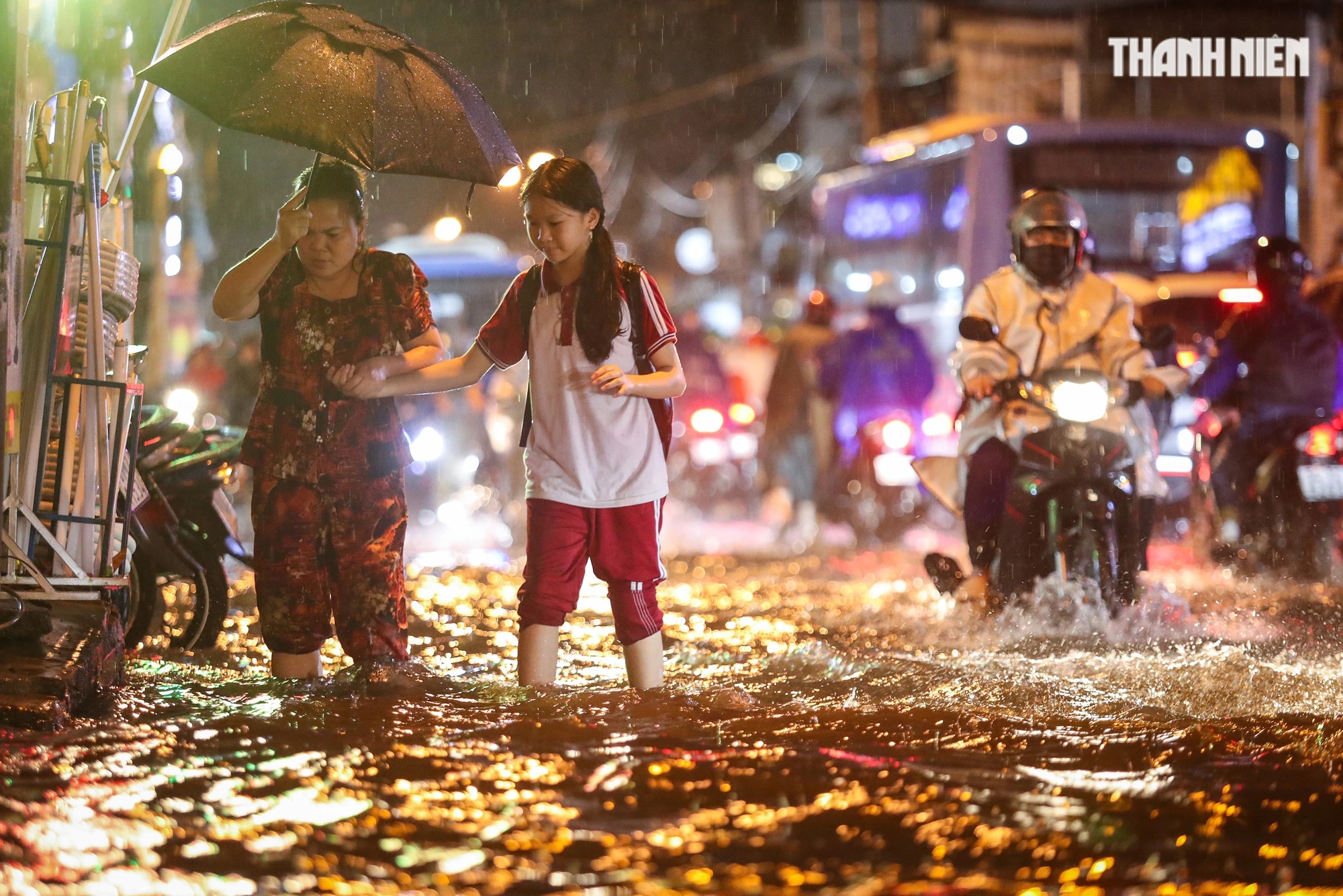 TP.HCM có mưa rất to, gió lớn hiếm có ngày cuối năm: Người té ngã, xe chết máy hàng loạt- Ảnh 10.