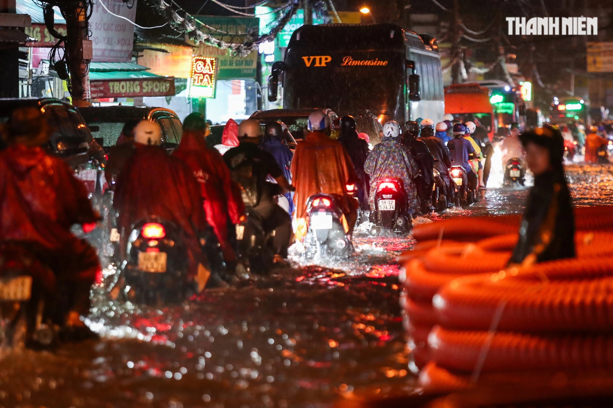 TP.HCM có mưa rất to, gió lớn hiếm có ngày cuối năm: Người té ngã, xe chết máy hàng loạt- Ảnh 13.