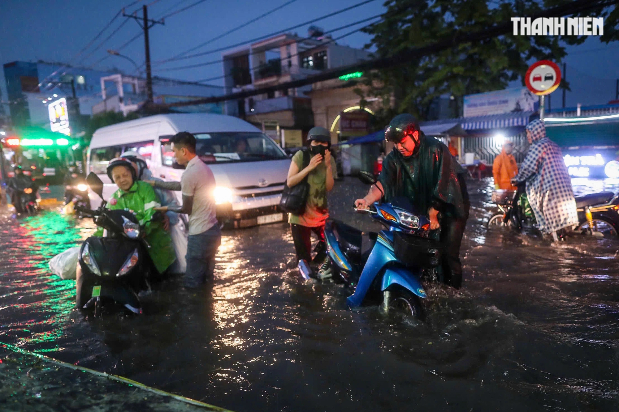 TP.HCM có mưa rất to, gió lớn hiếm có ngày cuối năm: Người té ngã, xe chết máy hàng loạt- Ảnh 16.