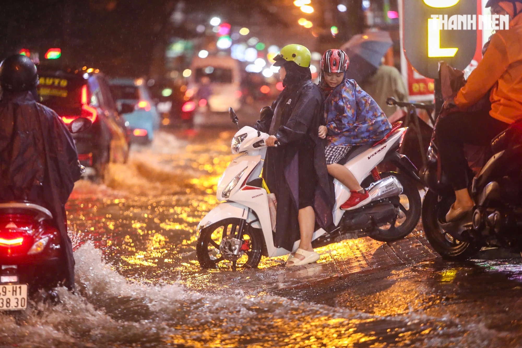 TP.HCM có mưa rất to, gió lớn hiếm có ngày cuối năm: Người té ngã, xe chết máy hàng loạt- Ảnh 18.