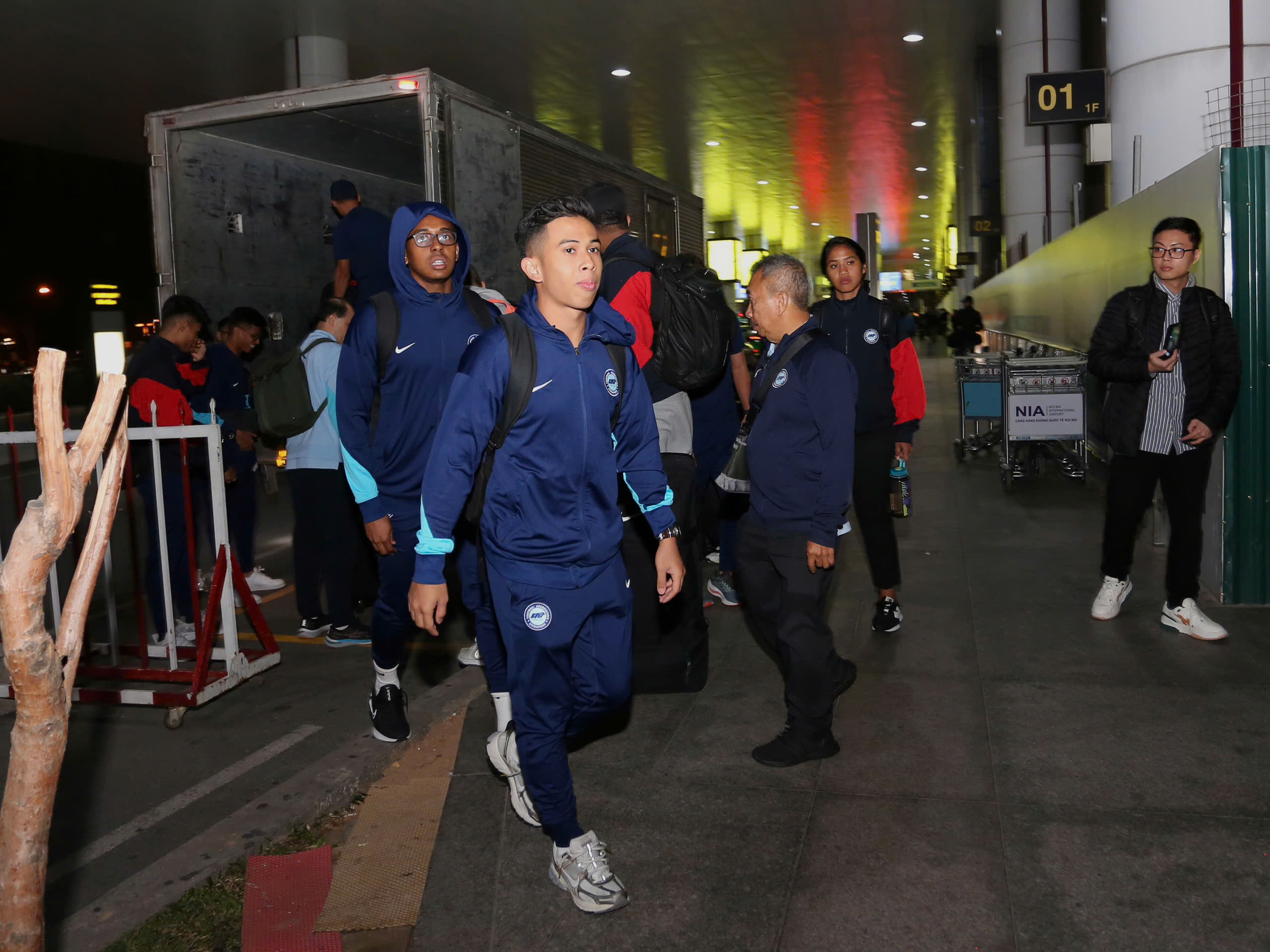 The flight carrying the Vietnamese team landed late, the Singapore team rushed to Viet Tri - Photo 27.