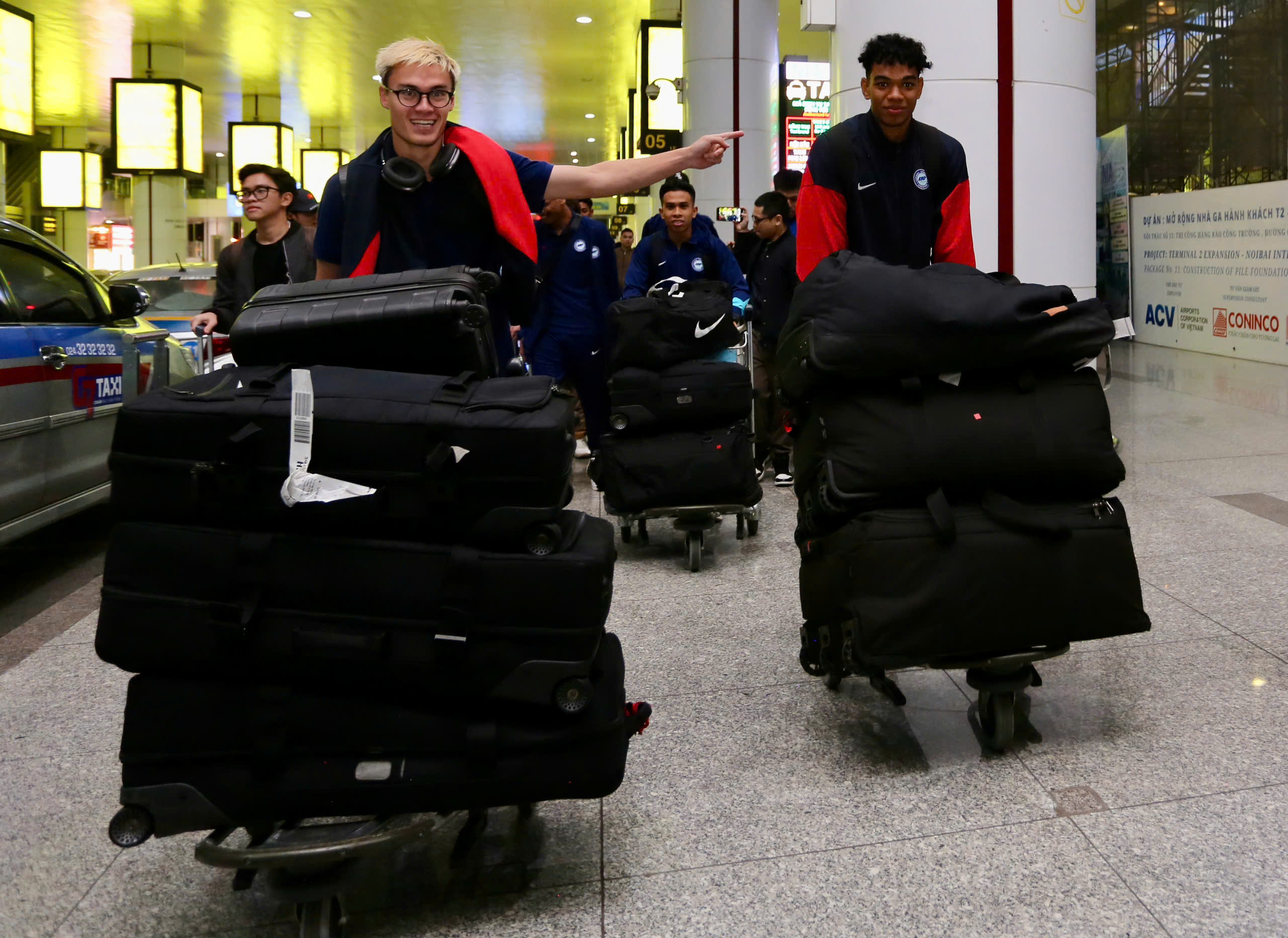 The flight carrying the Vietnamese team landed late, the Singapore team rushed to Viet Tri - Photo 26.