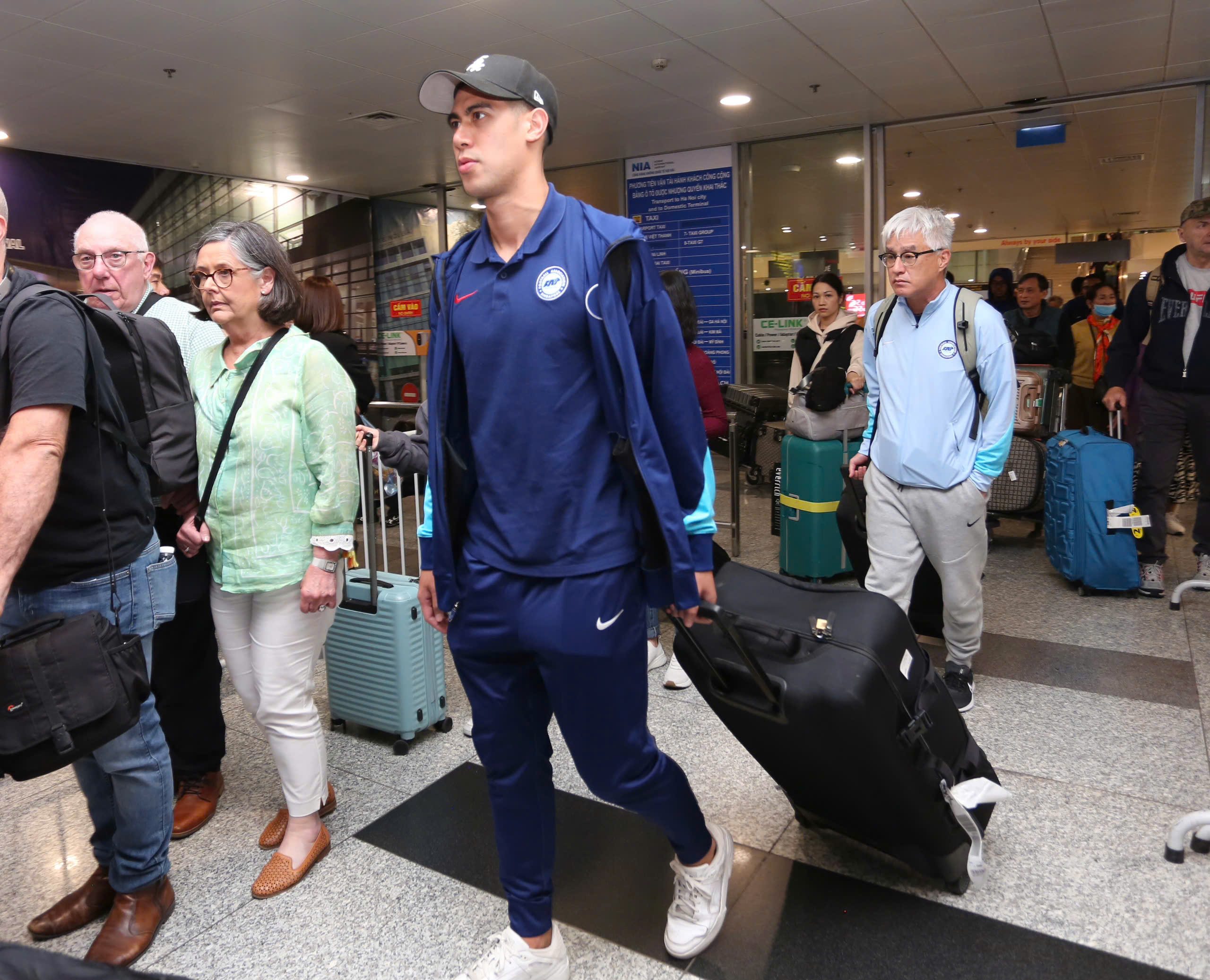 The flight carrying the Vietnamese team landed late, the Singapore team rushed to Viet Tri - Photo 20.