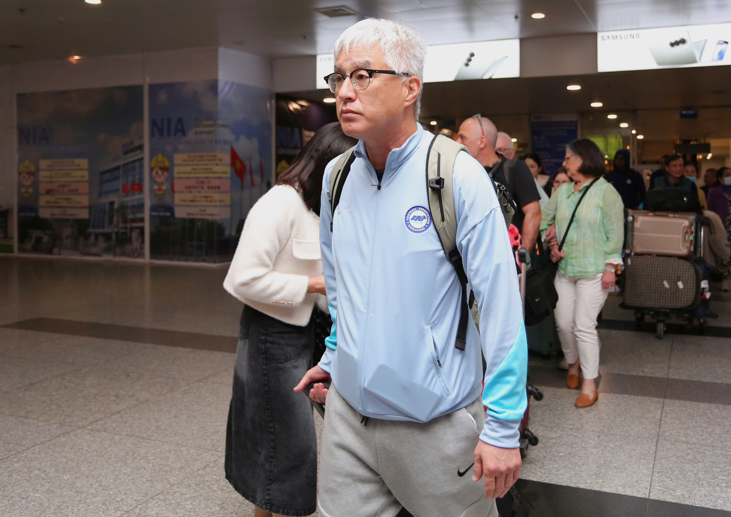 The flight carrying the Vietnamese team landed late, the Singapore team rushed to Viet Tri - Photo 16.