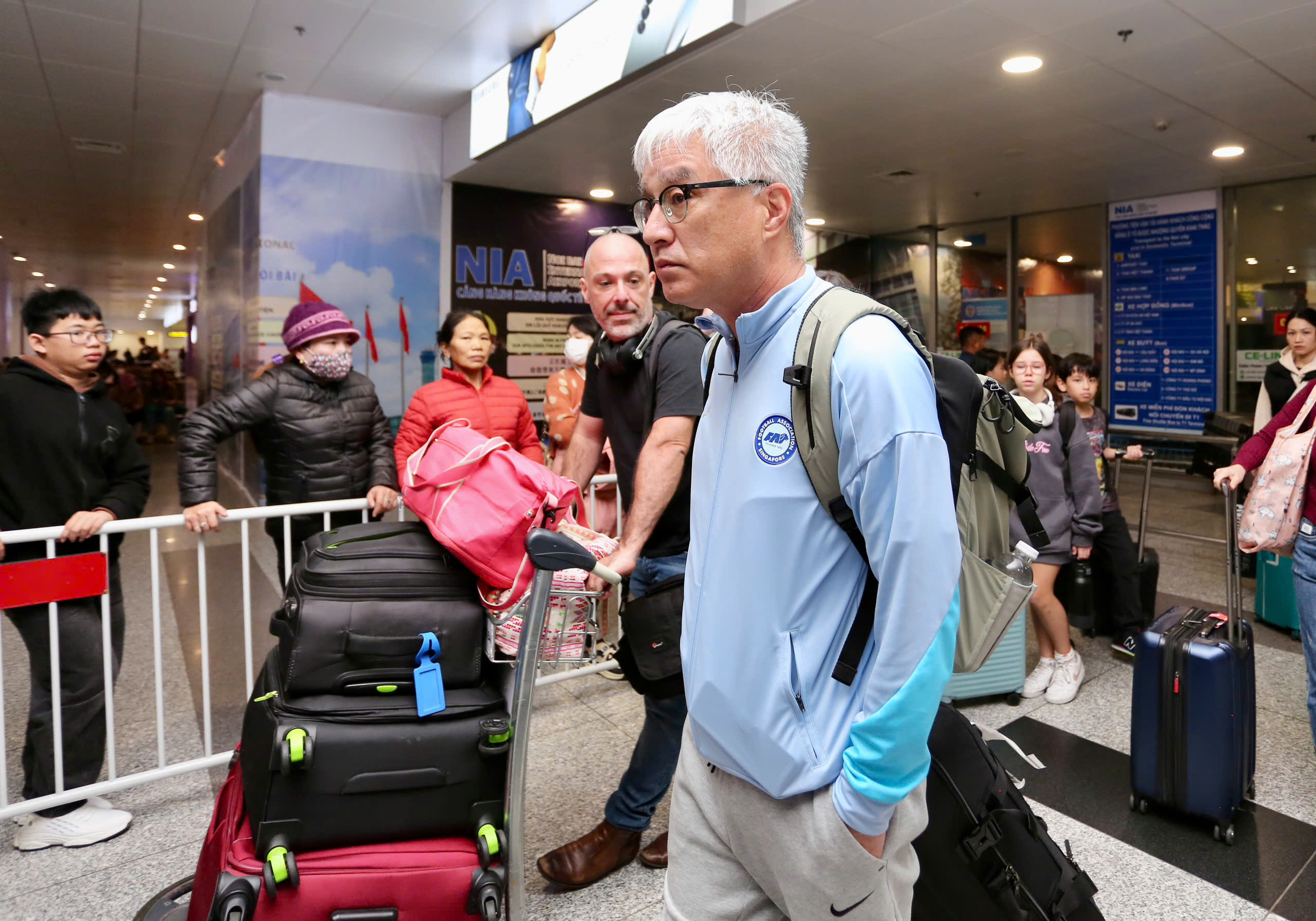 The flight carrying the Vietnamese team landed late, the Singapore team rushed to Viet Tri - Photo 15.