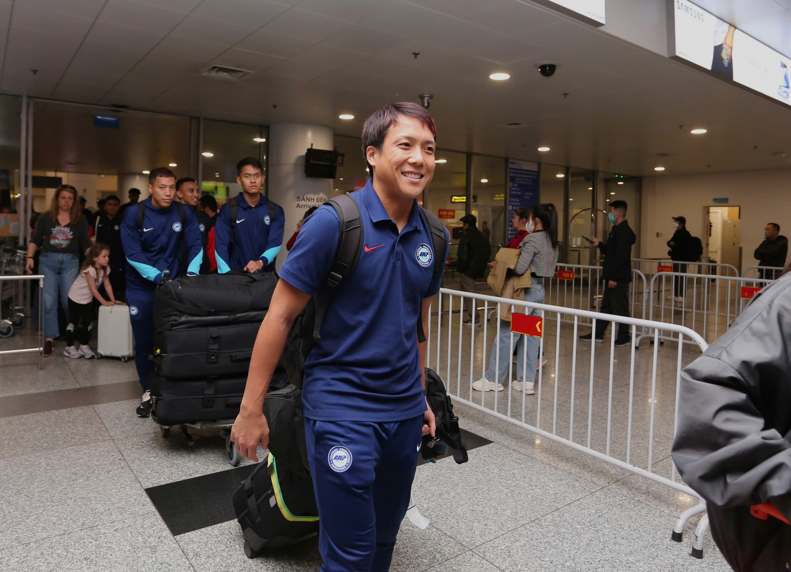 The flight carrying the Vietnamese team landed late, the Singapore team rushed to Viet Tri - Photo 22.