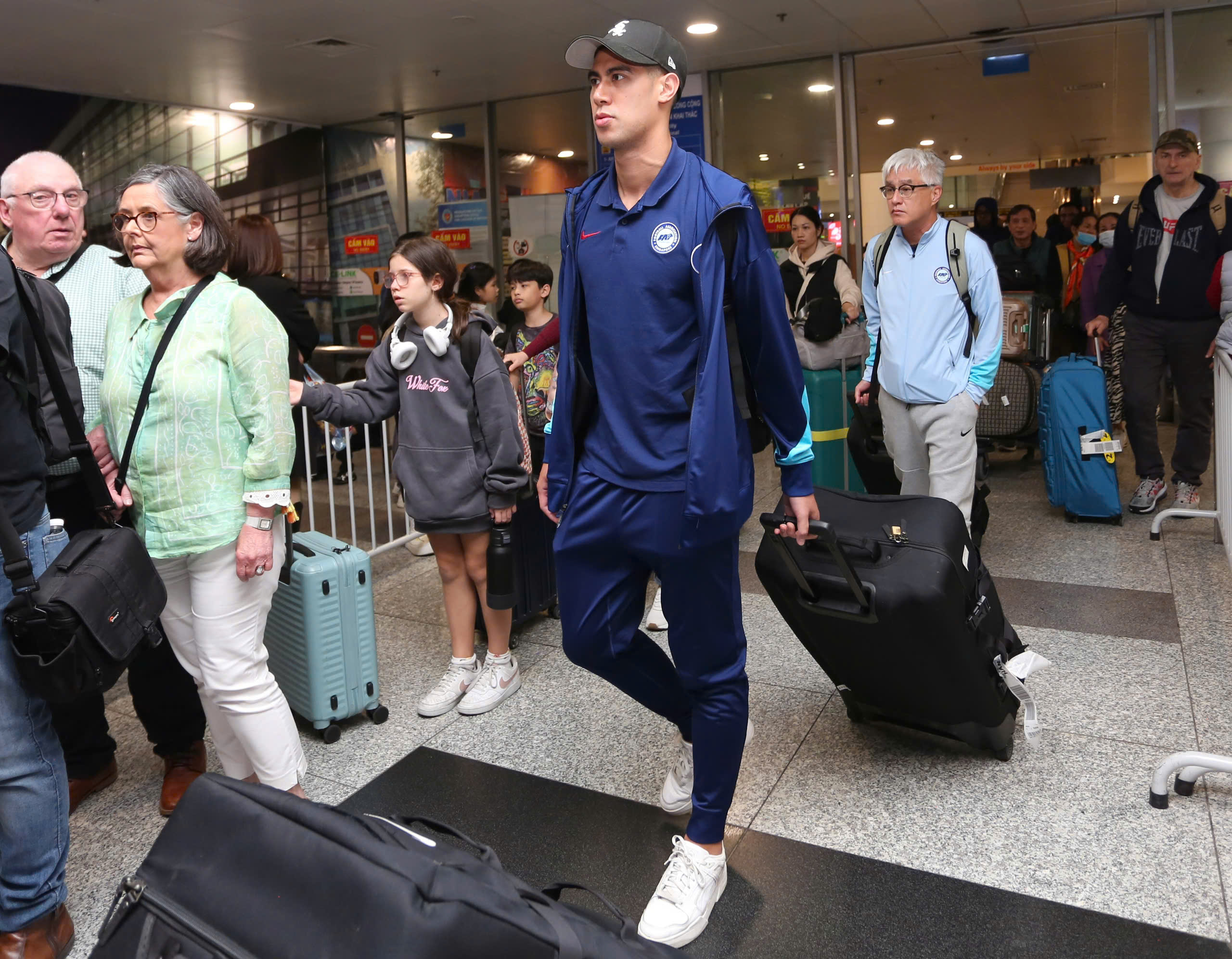 The flight carrying the Vietnamese team landed late, the Singapore team rushed to Viet Tri - Photo 18.