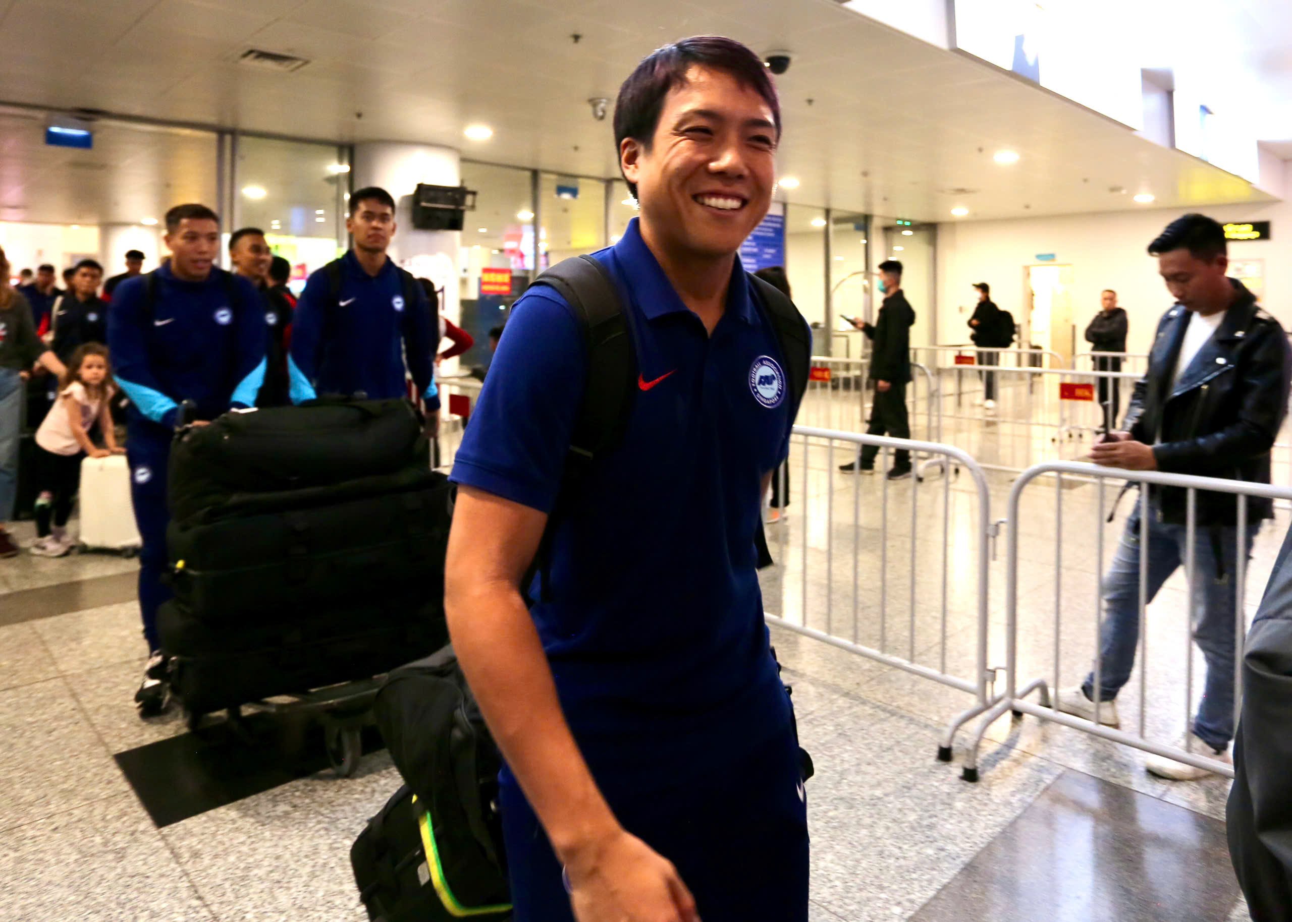 The flight carrying the Vietnamese team landed late, the Singapore team rushed to Viet Tri - Photo 21.