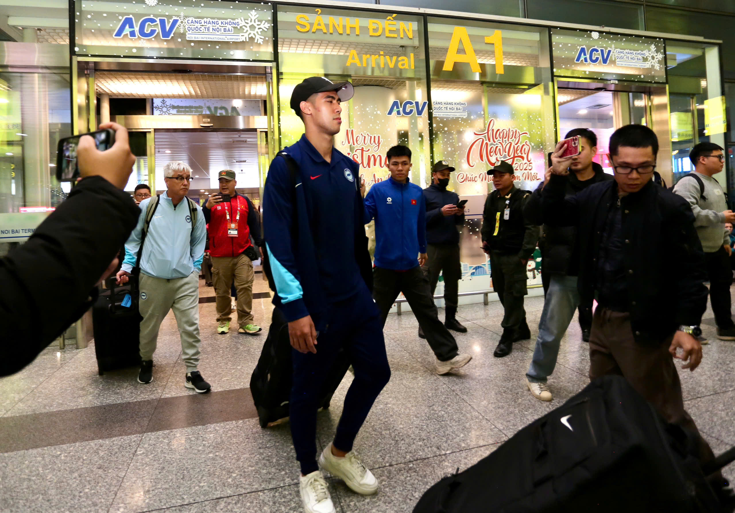 The flight carrying the Vietnamese team landed late, the Singapore team rushed to Viet Tri - Photo 19.