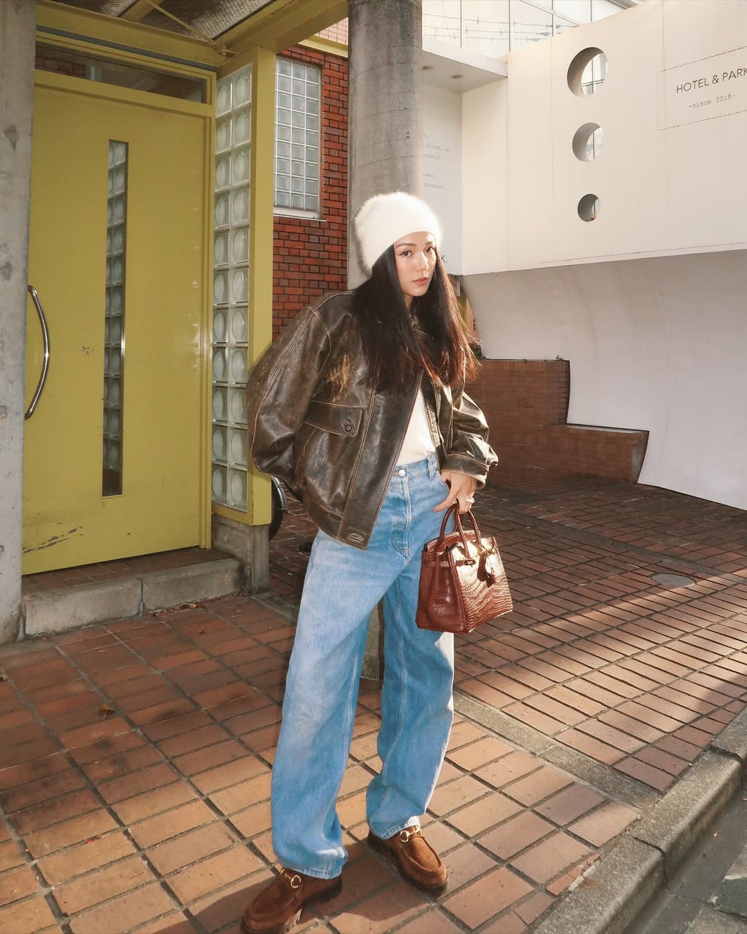 „Měřím jen 1,55 m a tohle jsou džíny, které mi pomáhají prodloužit postavu.“ - Foto 1. 'Tôi chỉ cao 1,55 m và đây là chiếc quần jeans giúp tôi kéo dài vóc dáng'- Ảnh 1.