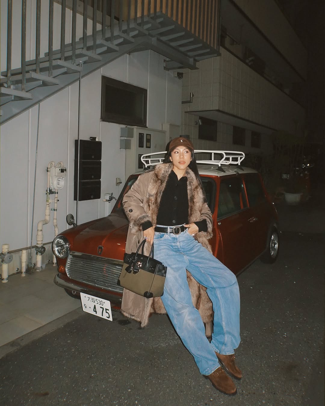 „Měřím jen 1,55 m a tohle jsou džíny, které mi pomáhají prodloužit postavu.“ - Foto 2. 'Tôi chỉ cao 1,55 m và đây là chiếc quần jeans giúp tôi kéo dài vóc dáng'- Ảnh 2.