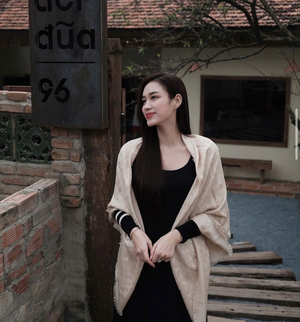 អាប់ដេតរូបរាងរបស់អ្នកជាមួយនឹងសម្លេងពណ៌ខ្មៅដ៏ទាន់សម័យសម្រាប់ចុងឆ្នាំ - រូបថត 4. Nâng tầm diện mạo với tông đen sang chảnh cho dịp cuối năm- Ảnh 4.
